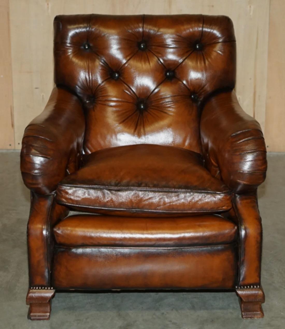 Fatto a mano BEL PAIO DI POLTRONE VICTORIANE IN PELLE MARRONE DI CHESTERFIELD IN STILE Howard and Sons in vendita