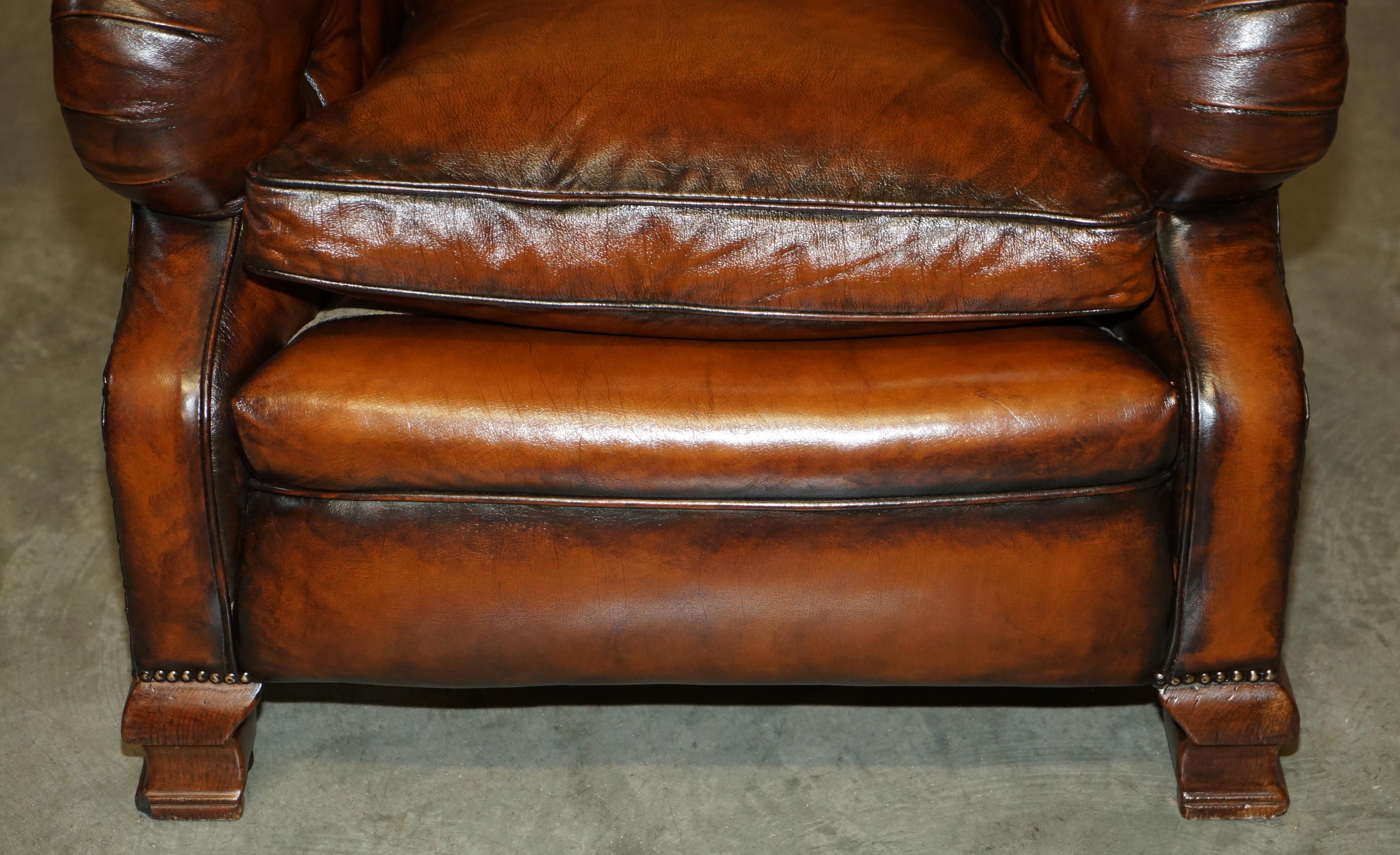 FINE PAIR OF VICTORIAN CHESTERFIELD BROWN LEATHER HOWARD & SON'S STYLE ARMCHAiRS In Good Condition In West Sussex, Pulborough