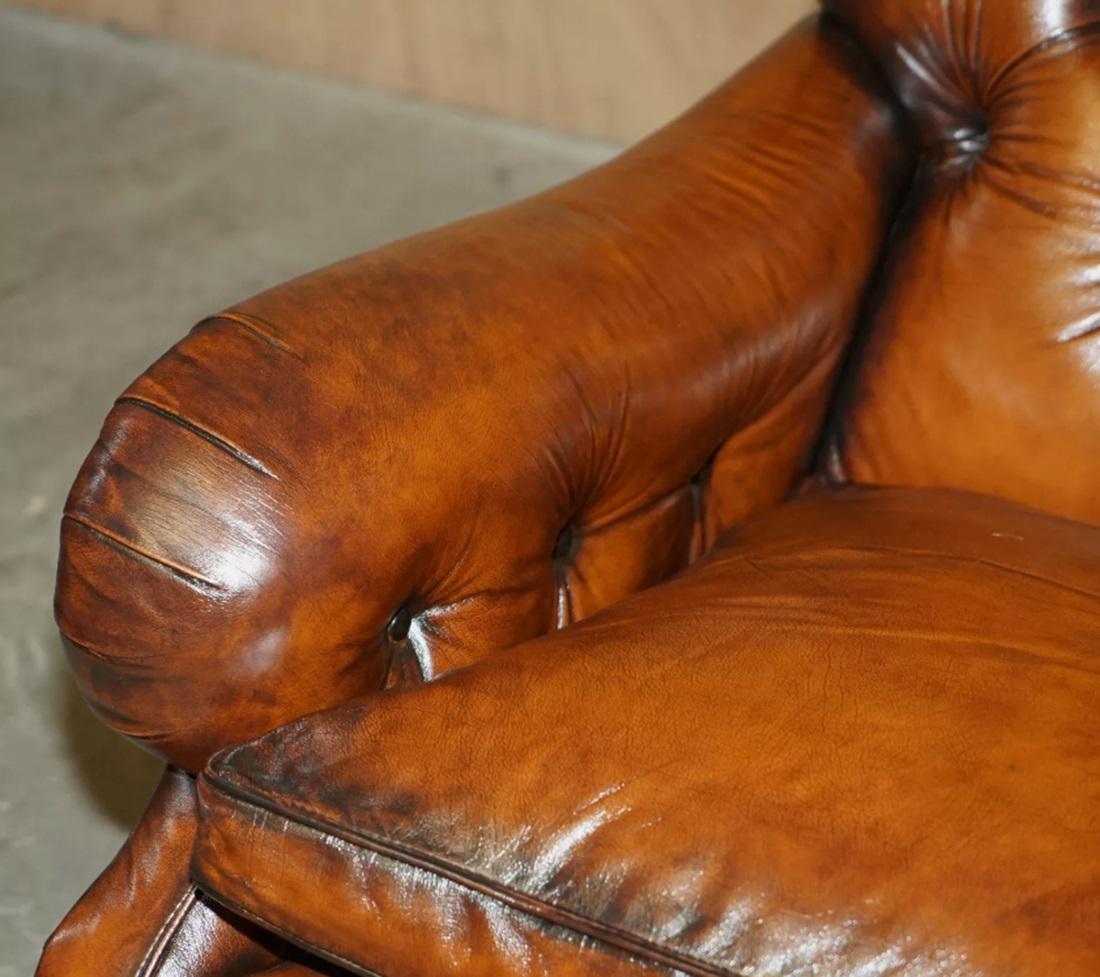 XIX secolo BEL PAIO DI POLTRONE VICTORIANE IN PELLE MARRONE DI CHESTERFIELD IN STILE Howard and Sons in vendita