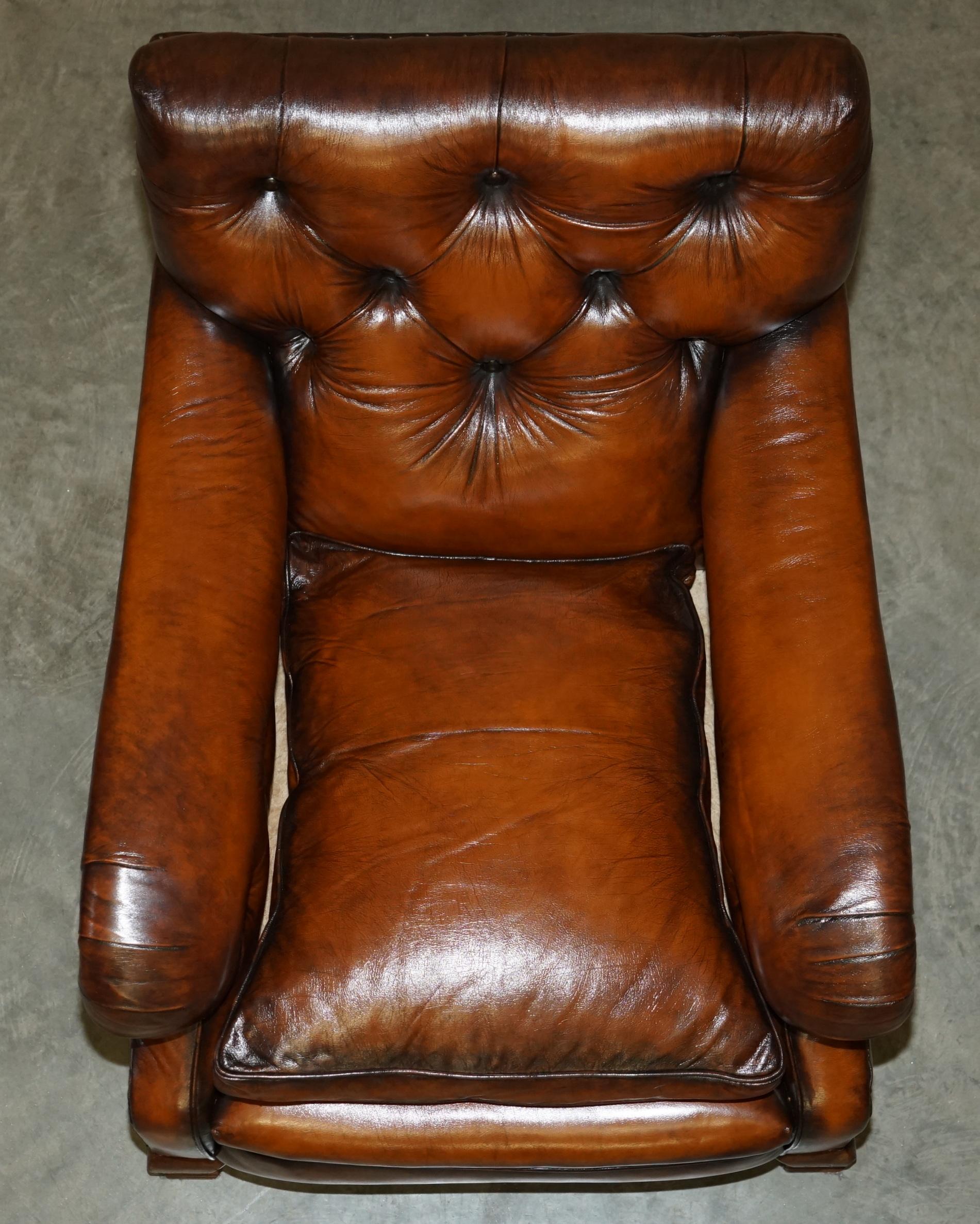 FINE PAIR OF VICTORIAN CHESTERFIELD BROWN LEATHER HOWARD & SON'S STYLE ARMCHAiRS For Sale 1