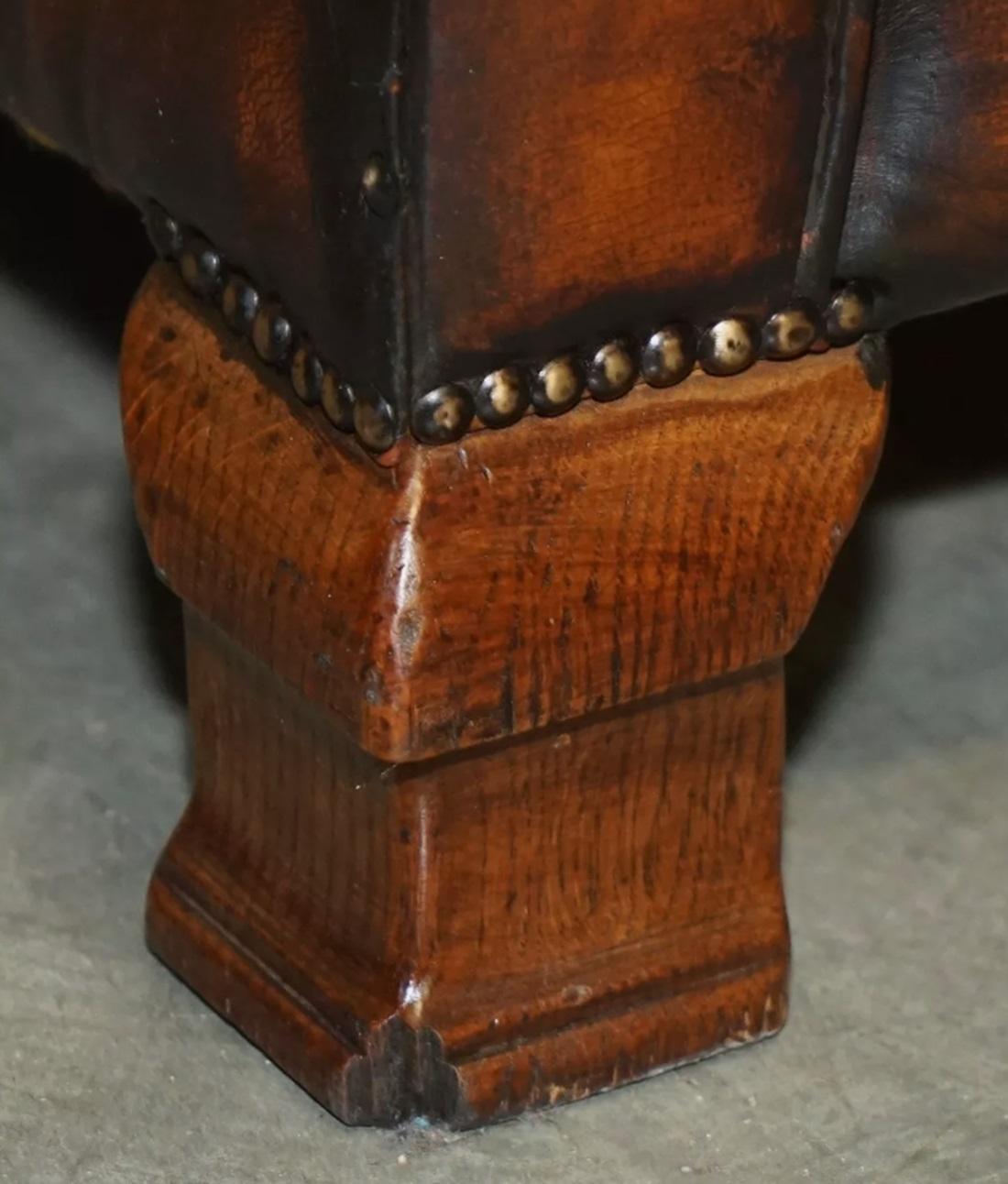 BEL PAIO DI POLTRONE VICTORIANE IN PELLE MARRONE DI CHESTERFIELD IN STILE Howard and Sons in vendita 1
