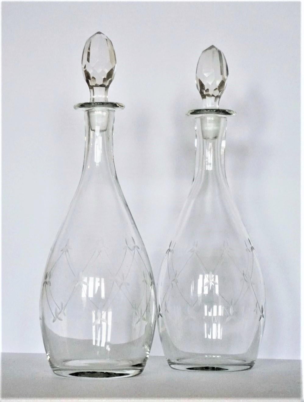English Fine Pair of Victorian Hand Blown Engraved Crystal Decanters, circa 1860-1870 For Sale