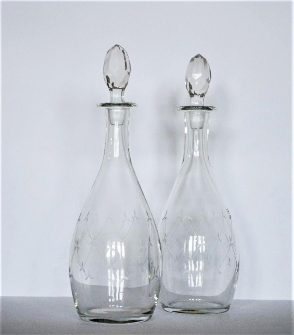 Paar viktorianische mundgeblasene, gravierte Kristallkaraffen, um 1860-1870 (Englisch) im Angebot