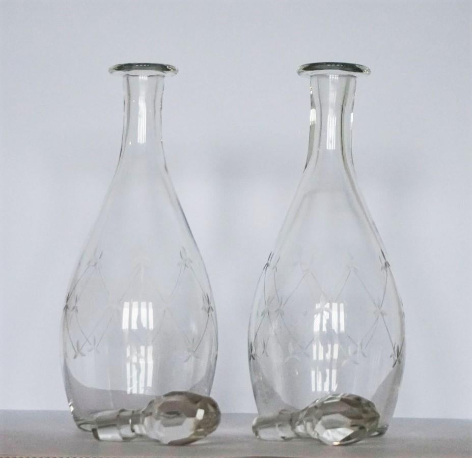 Fine Pair of Victorian Hand Blown Engraved Crystal Decanters, circa 1860-1870 For Sale 1