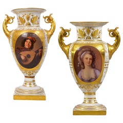 Paire de vases en porcelaine peinte de style viennois avec poignées