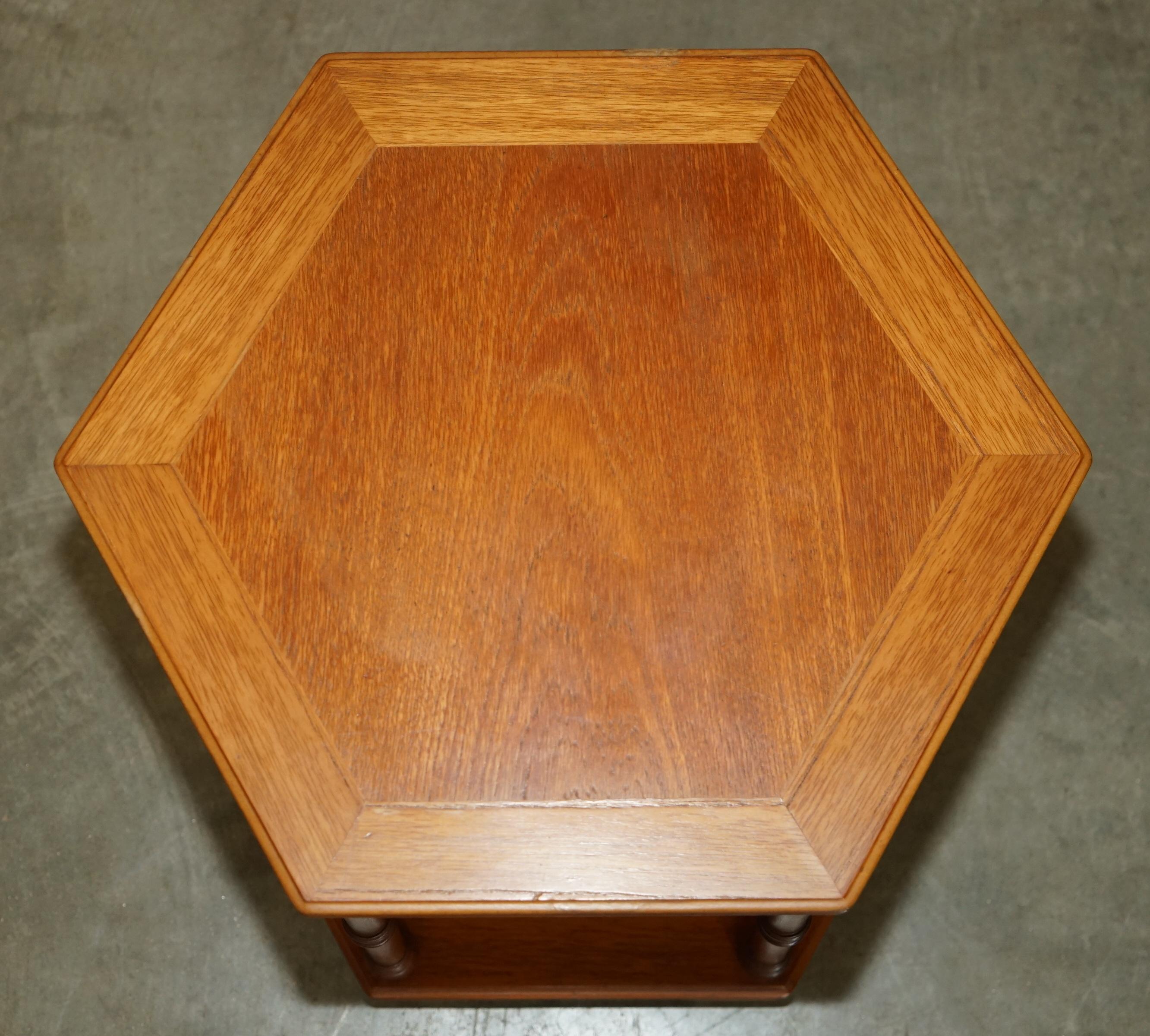 FINE PAIR OF VINTAGE HEXAGONAL SIDE END TABLES WITH CHIPPENDALE BAMBOO PILLARs For Sale 2