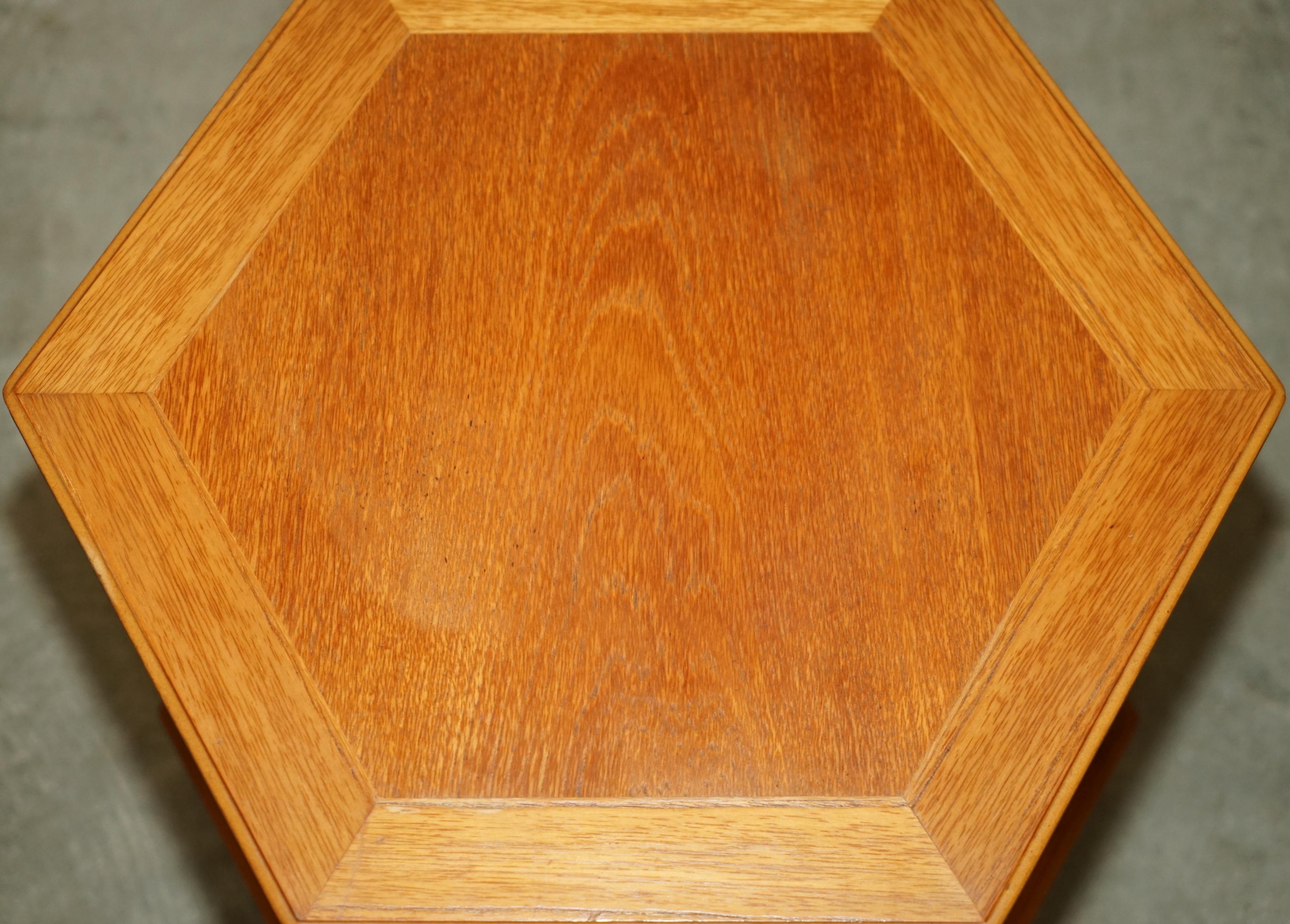FINE PAIR OF VINTAGE HEXAGONAL SIDE END TABLES WITH CHIPPENDALE BAMBOO PILLARs For Sale 3