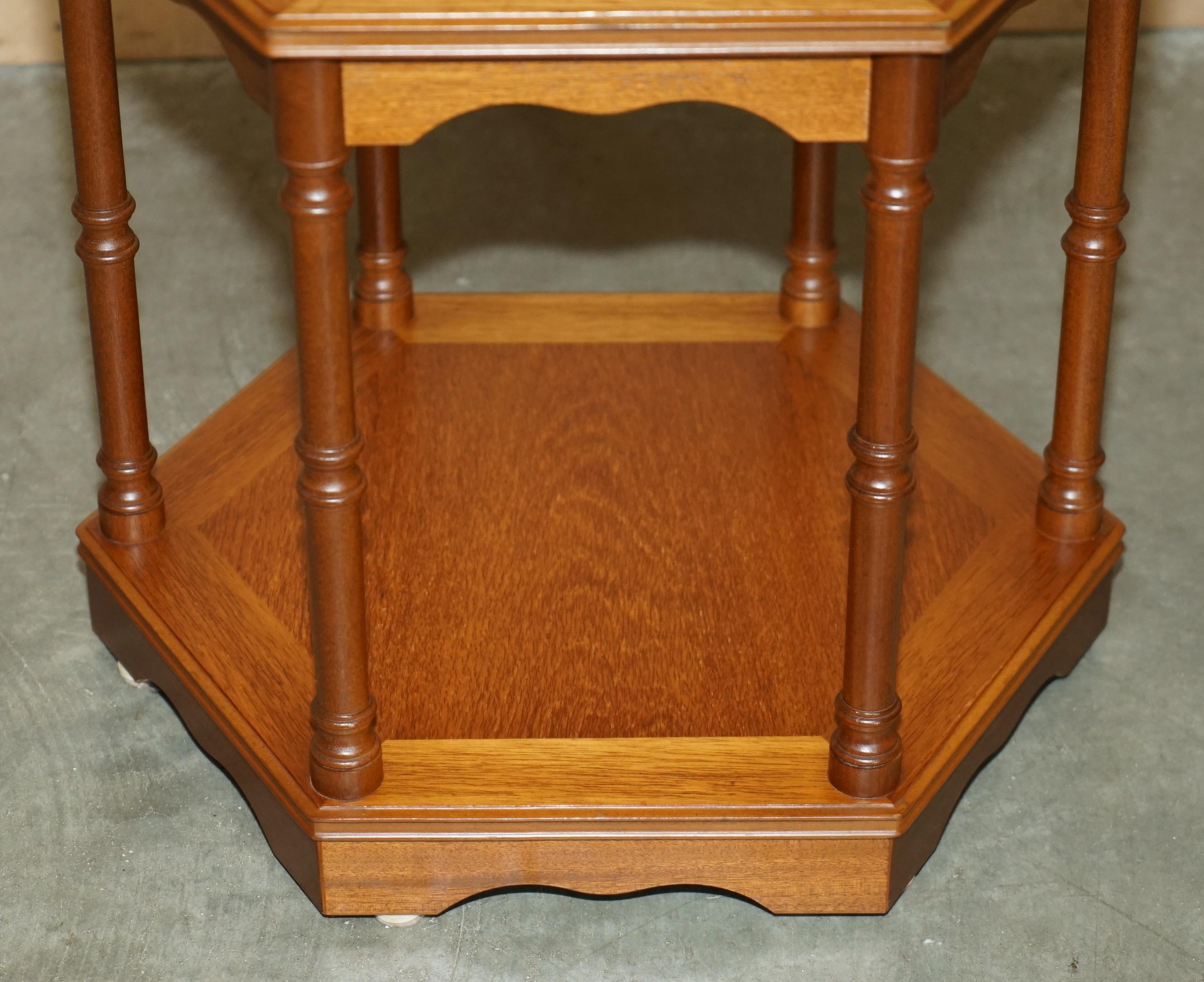 FINE PAIR OF VINTAGE HEXAGONAL SIDE END TABLES WITH CHIPPENDALE BAMBOO PILLARs For Sale 4