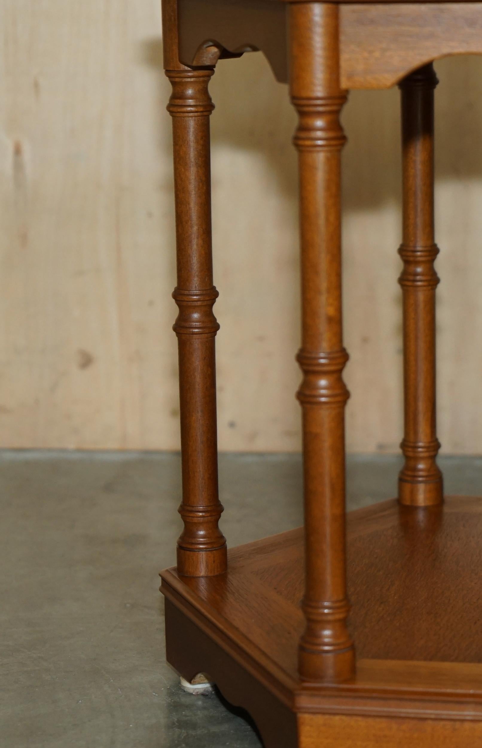 FINE PAIR OF VINTAGE HEXAGONAL SIDE END TABLES WITH CHIPPENDALE BAMBOO PILLARs For Sale 5