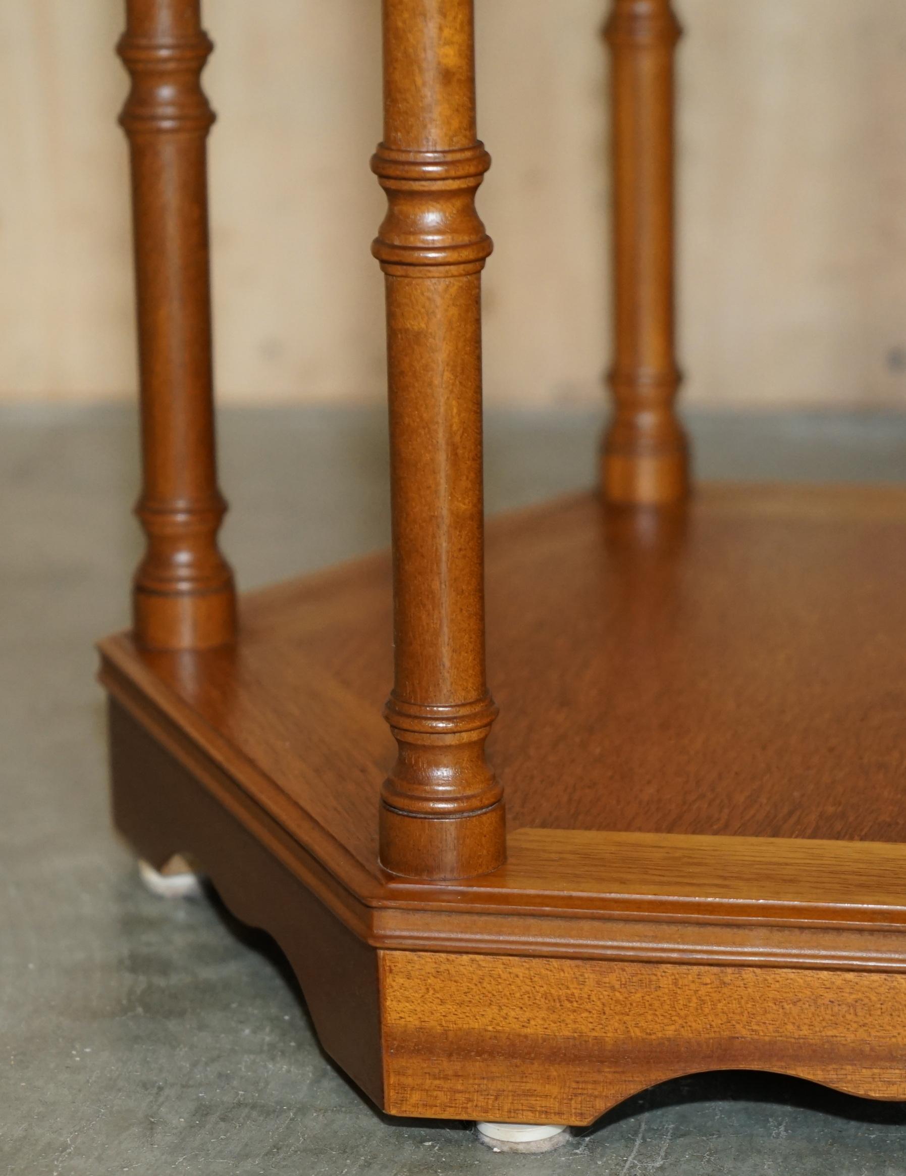 FINE PAIR OF VINTAGE HEXAGONAL SIDE END TABLES WITH CHIPPENDALE BAMBOO PILLARs For Sale 7