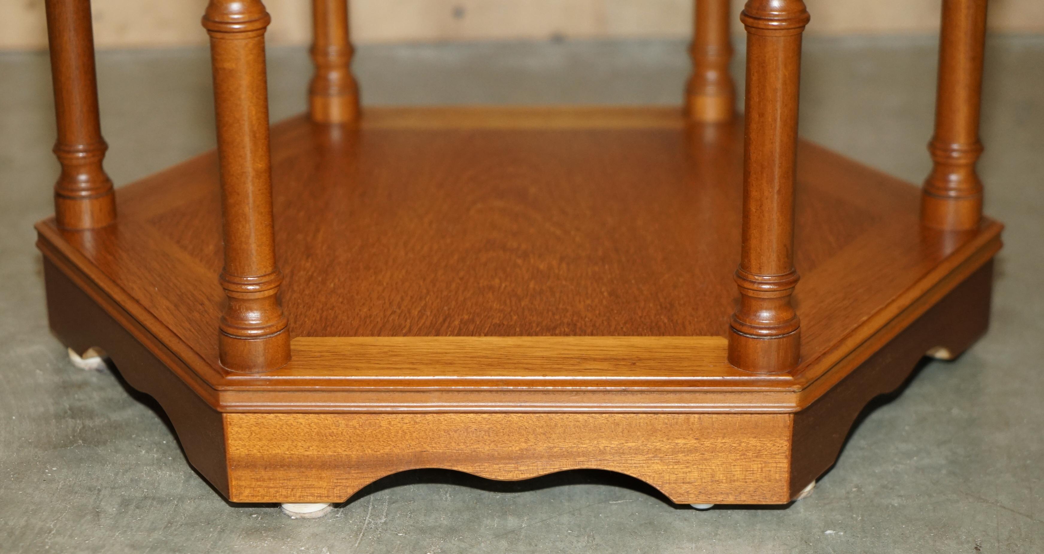 FINE PAIR OF VINTAGE HEXAGONAL SIDE END TABLES WITH CHIPPENDALE BAMBOO PILLARs For Sale 8