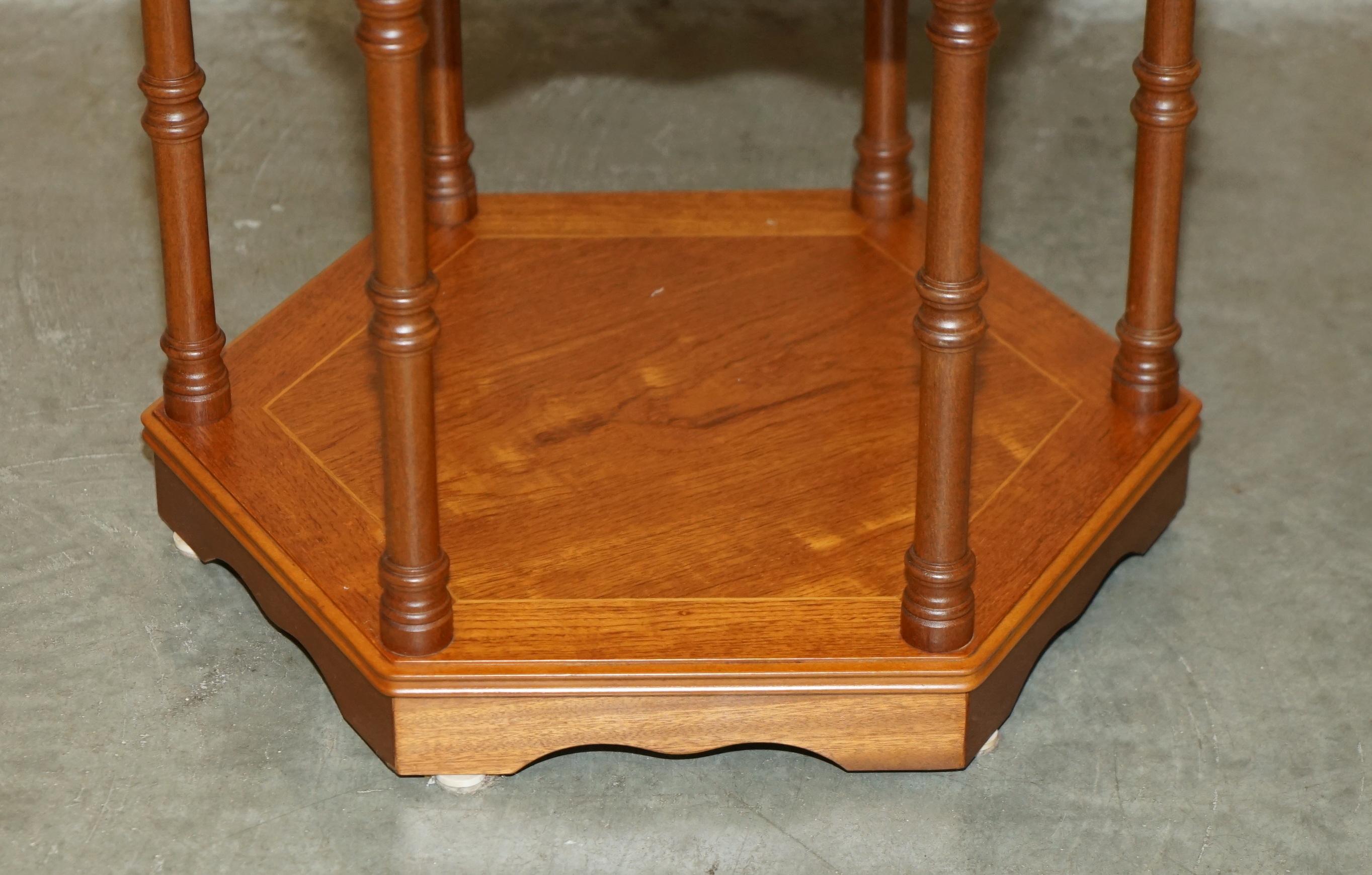 FINE PAIR OF VINTAGE HEXAGONAL SIDE END TABLES WITH CHIPPENDALE BAMBOO PILLARs In Good Condition For Sale In West Sussex, Pulborough