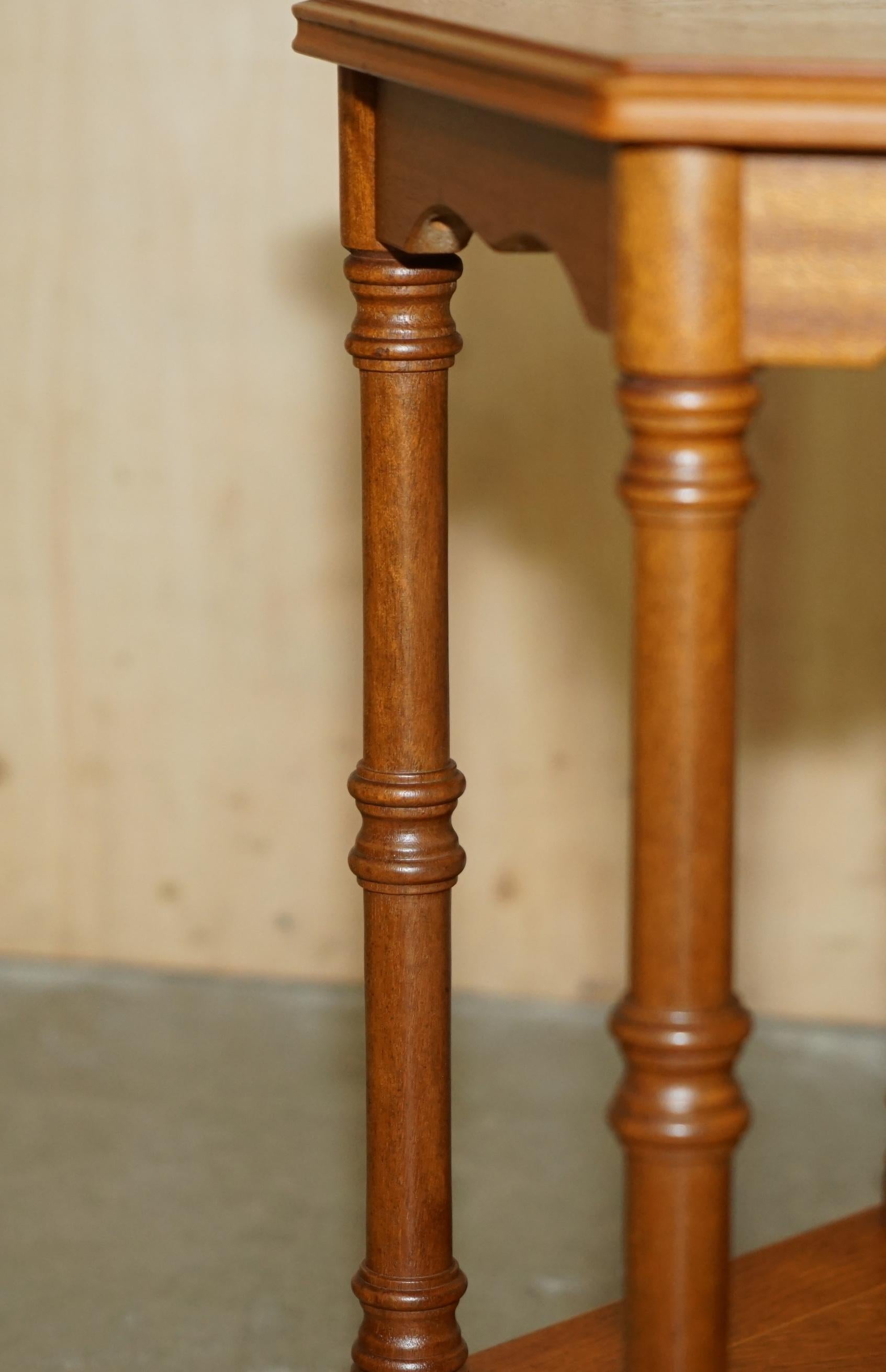 Hardwood FINE PAIR OF VINTAGE HEXAGONAL SIDE END TABLES WITH CHIPPENDALE BAMBOO PILLARs For Sale