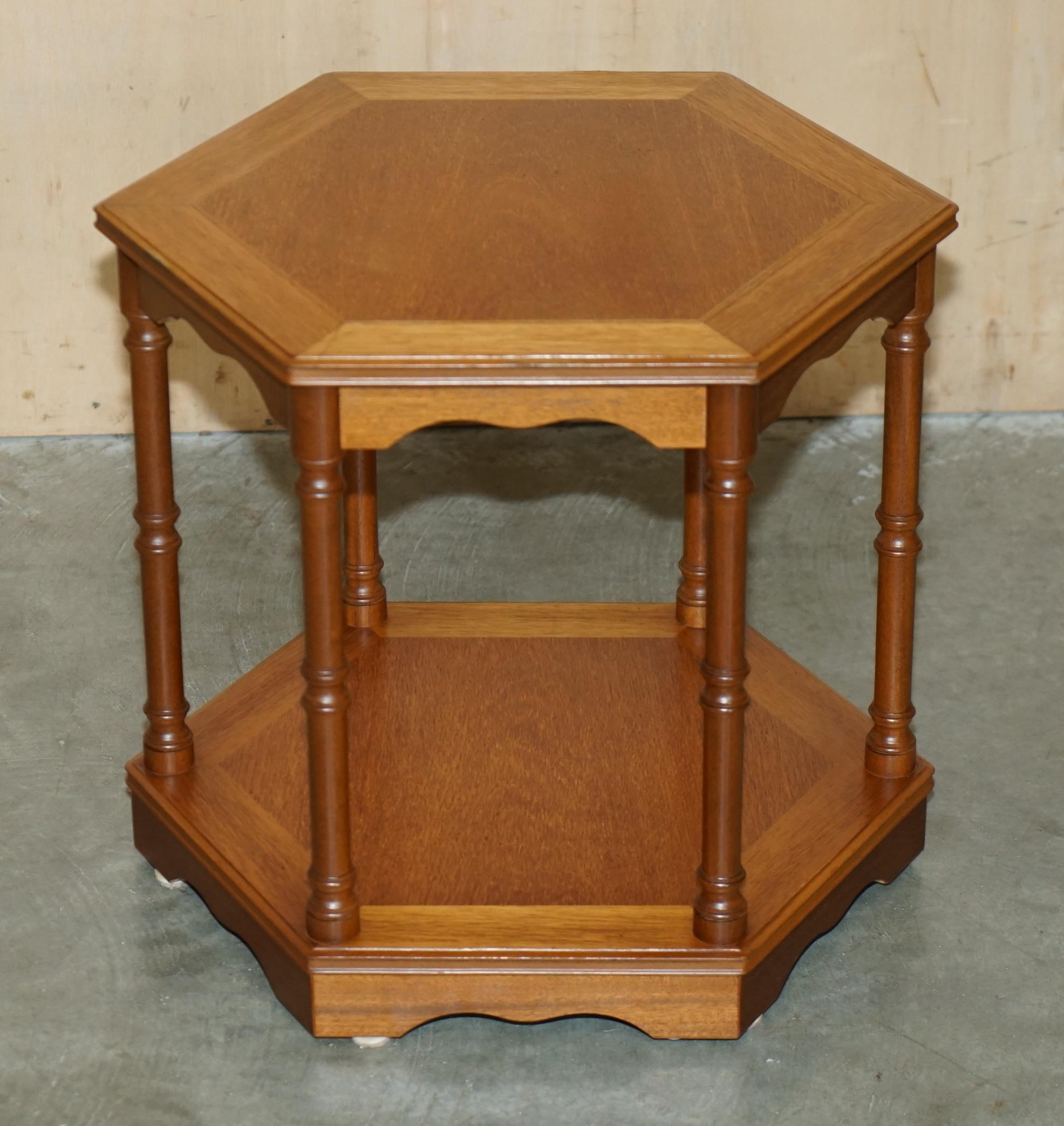 FINE PAIR OF VINTAGE HEXAGONAL SIDE END TABLES WITH CHIPPENDALE BAMBOO PILLARs For Sale 1