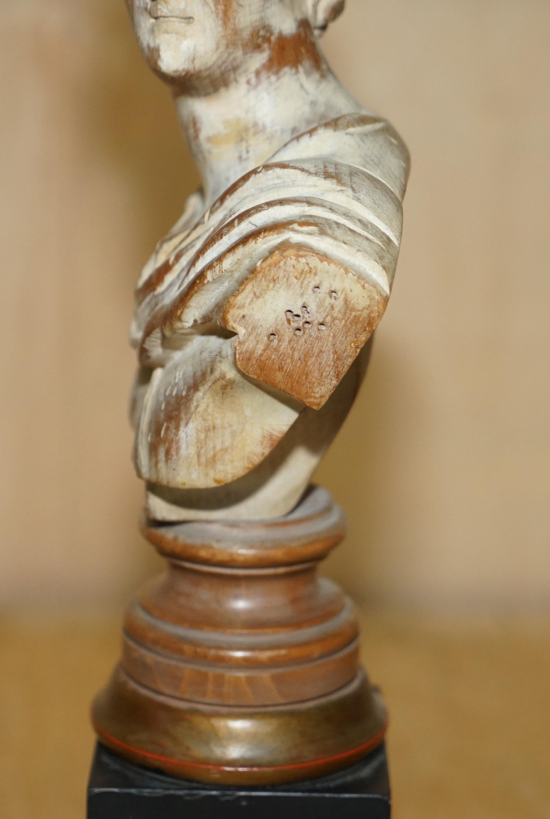 Paire de lampes à buste néoclassiques françaises vintage en chêne sculpté et chauffé, de style néoclassique en vente 3