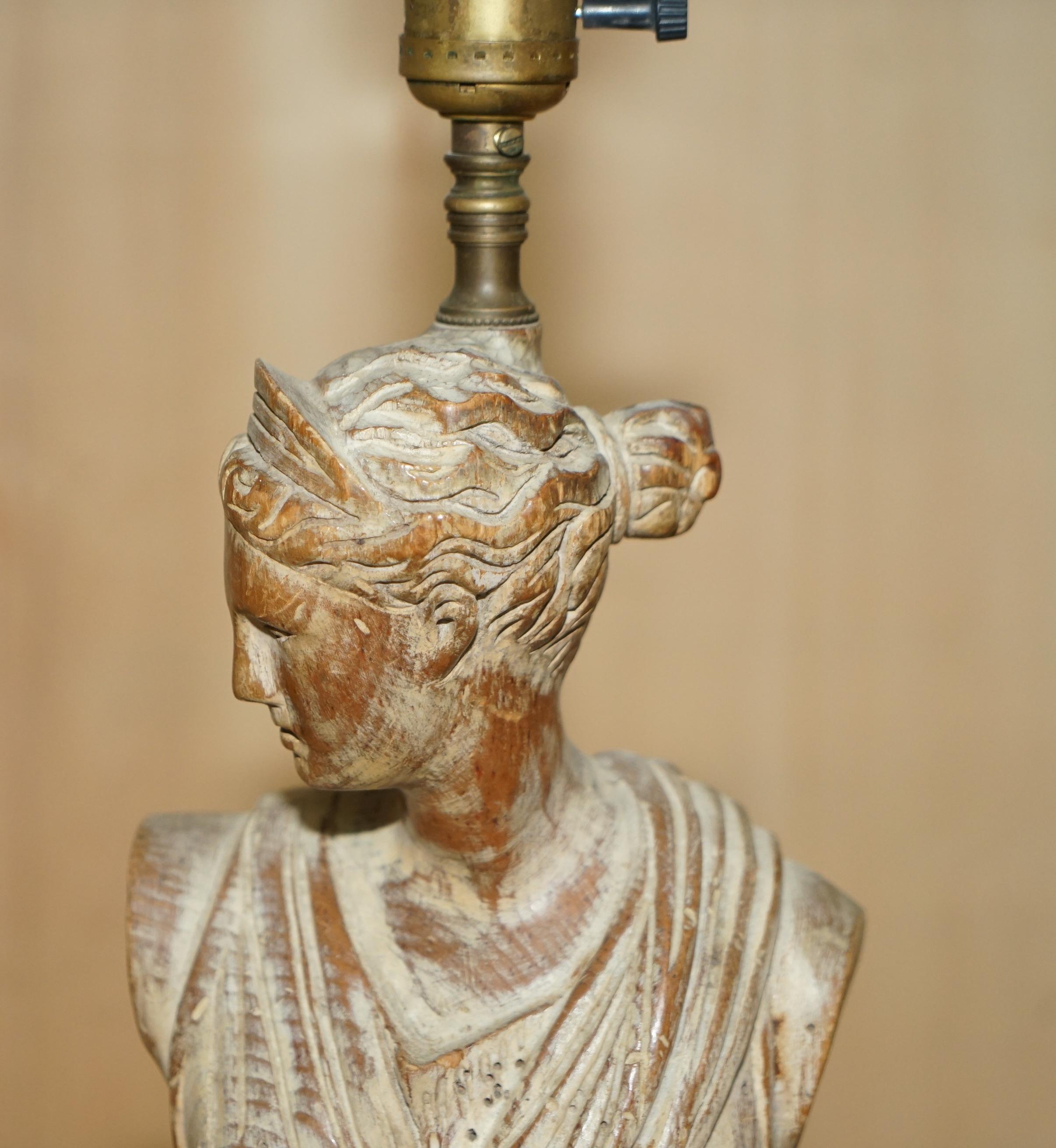 Paire de lampes à buste néoclassiques françaises vintage en chêne sculpté et chauffé, de style néoclassique en vente 5