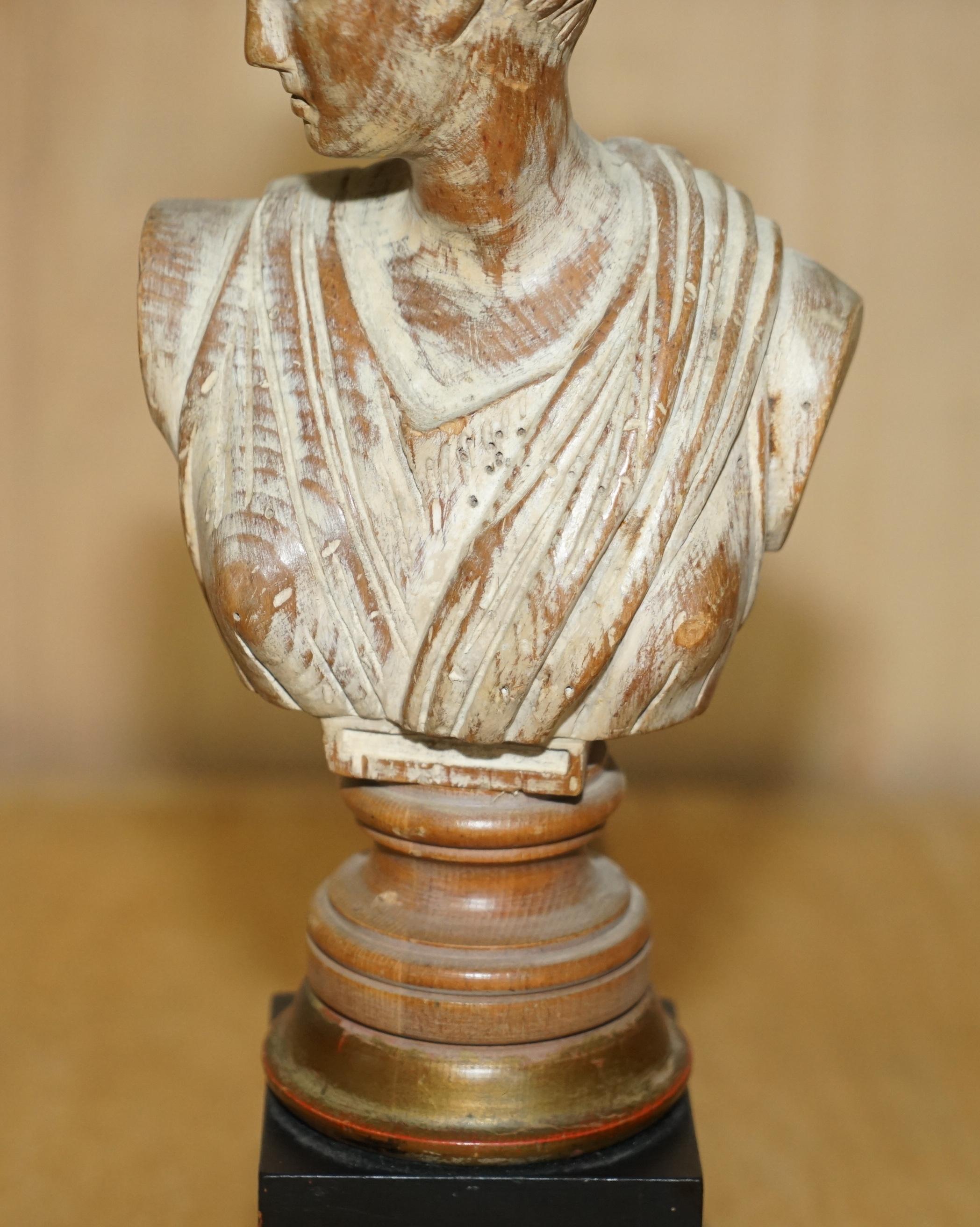 Paire de lampes à buste néoclassiques françaises vintage en chêne sculpté et chauffé, de style néoclassique en vente 6