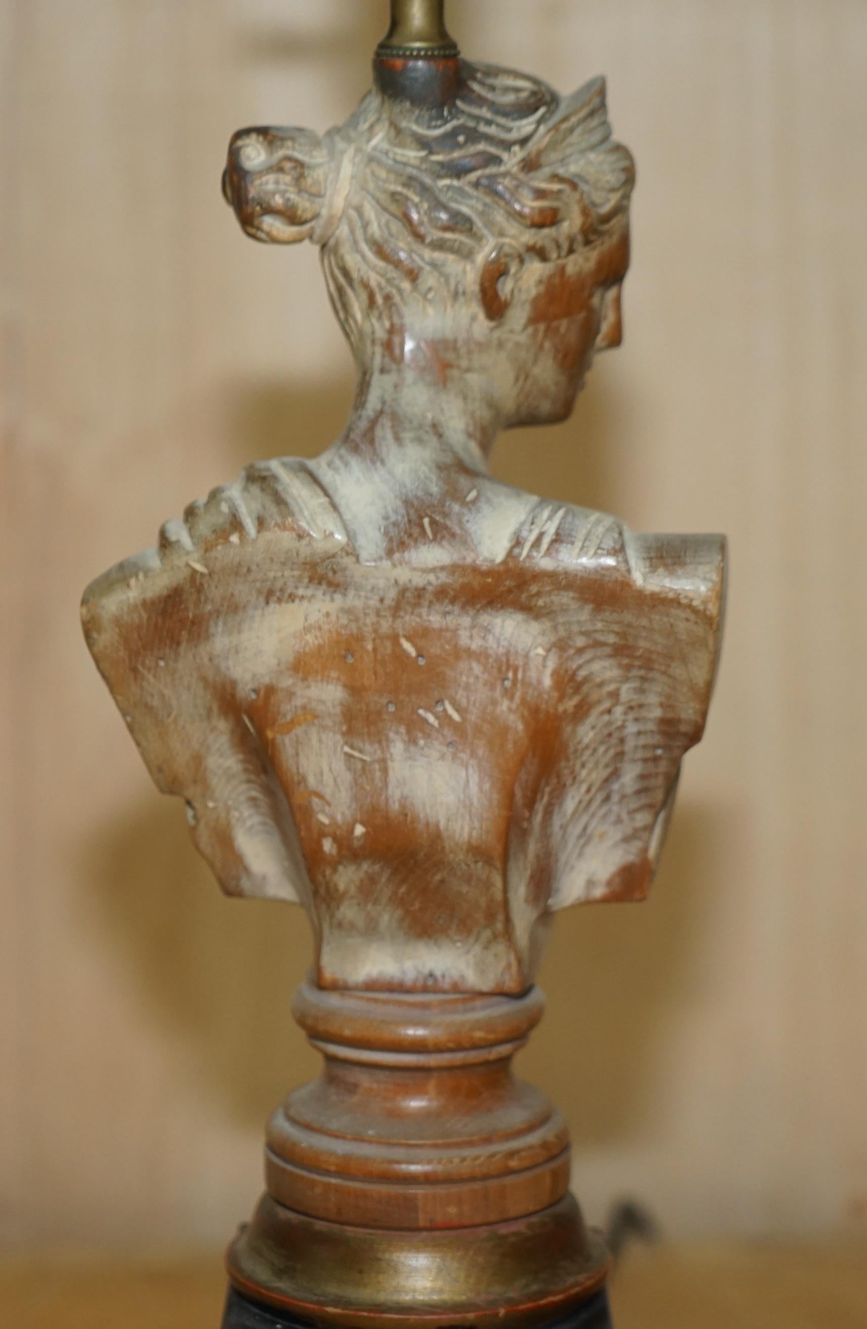 Paire de lampes à buste néoclassiques françaises vintage en chêne sculpté et chauffé, de style néoclassique en vente 10