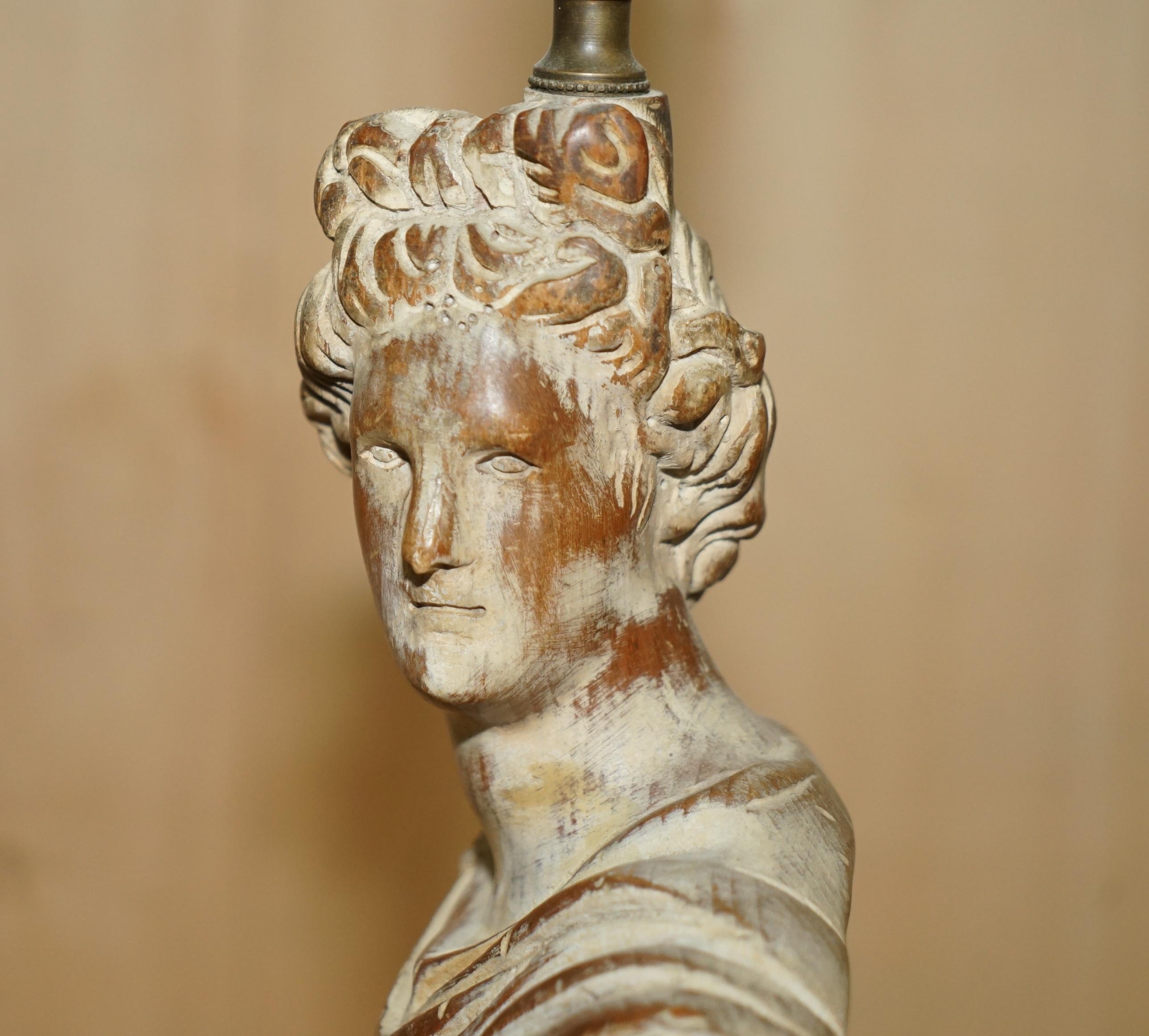 Paire de lampes à buste néoclassiques françaises vintage en chêne sculpté et chauffé, de style néoclassique en vente 2