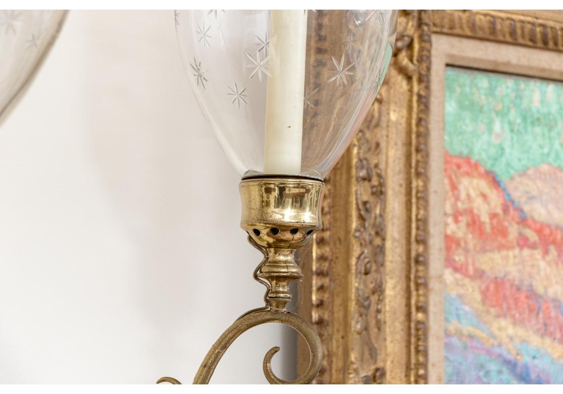 Pareja De Apliques De Pared De Latón Grabado Y Cristal Vintage Nestle Twin Light Tallado en venta