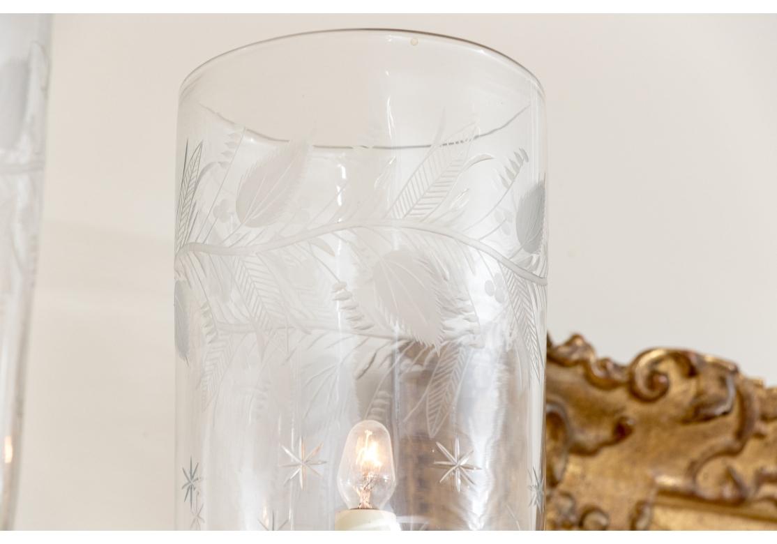 Pareja De Apliques De Pared De Latón Grabado Y Cristal Vintage Nestle Twin Light en Bastante bueno estado para la venta en Bridgeport, CT