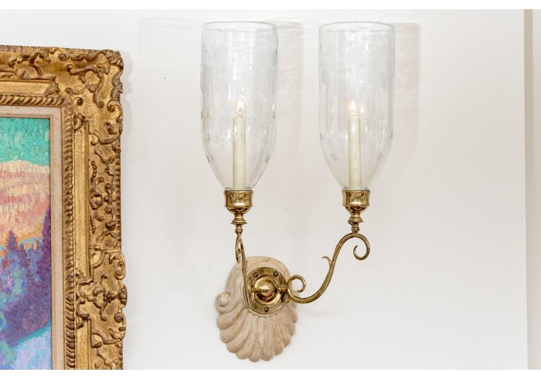 Pareja De Apliques De Pared De Latón Grabado Y Cristal Vintage Nestle Twin Light siglo XX en venta