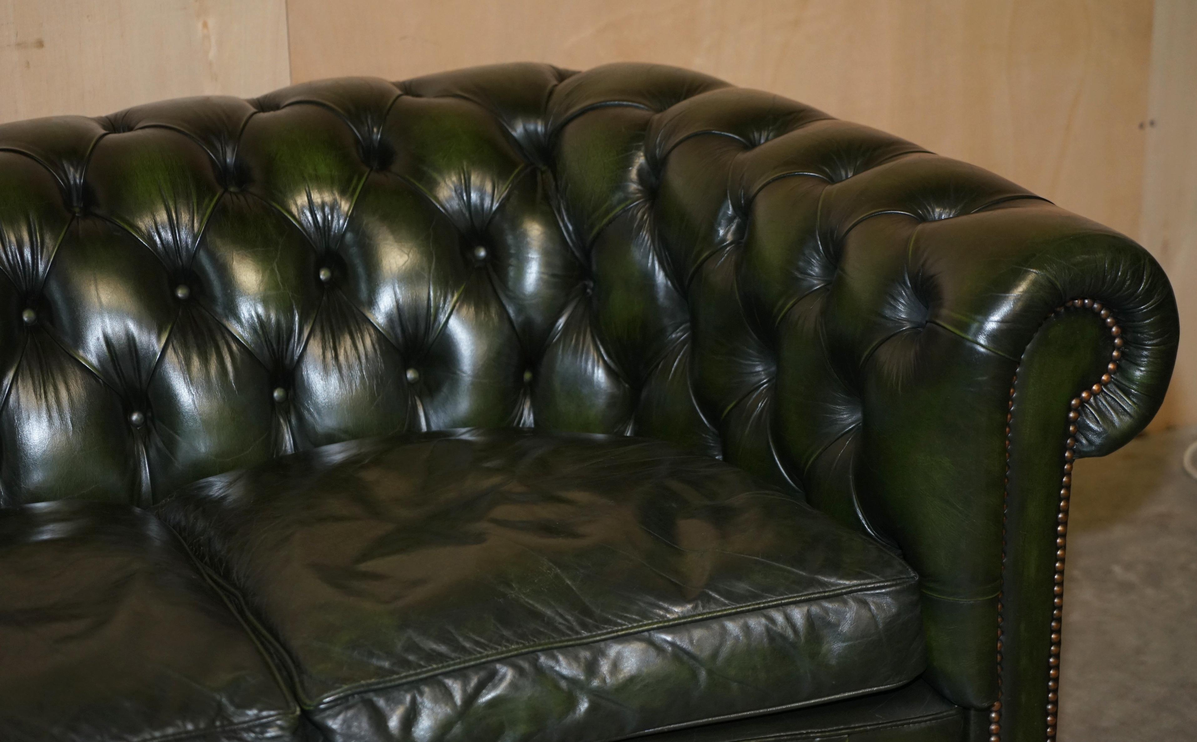 Fine Pair of Vintage Regency Green Leather Serpentine Fronted Chesterfield Sofas 10