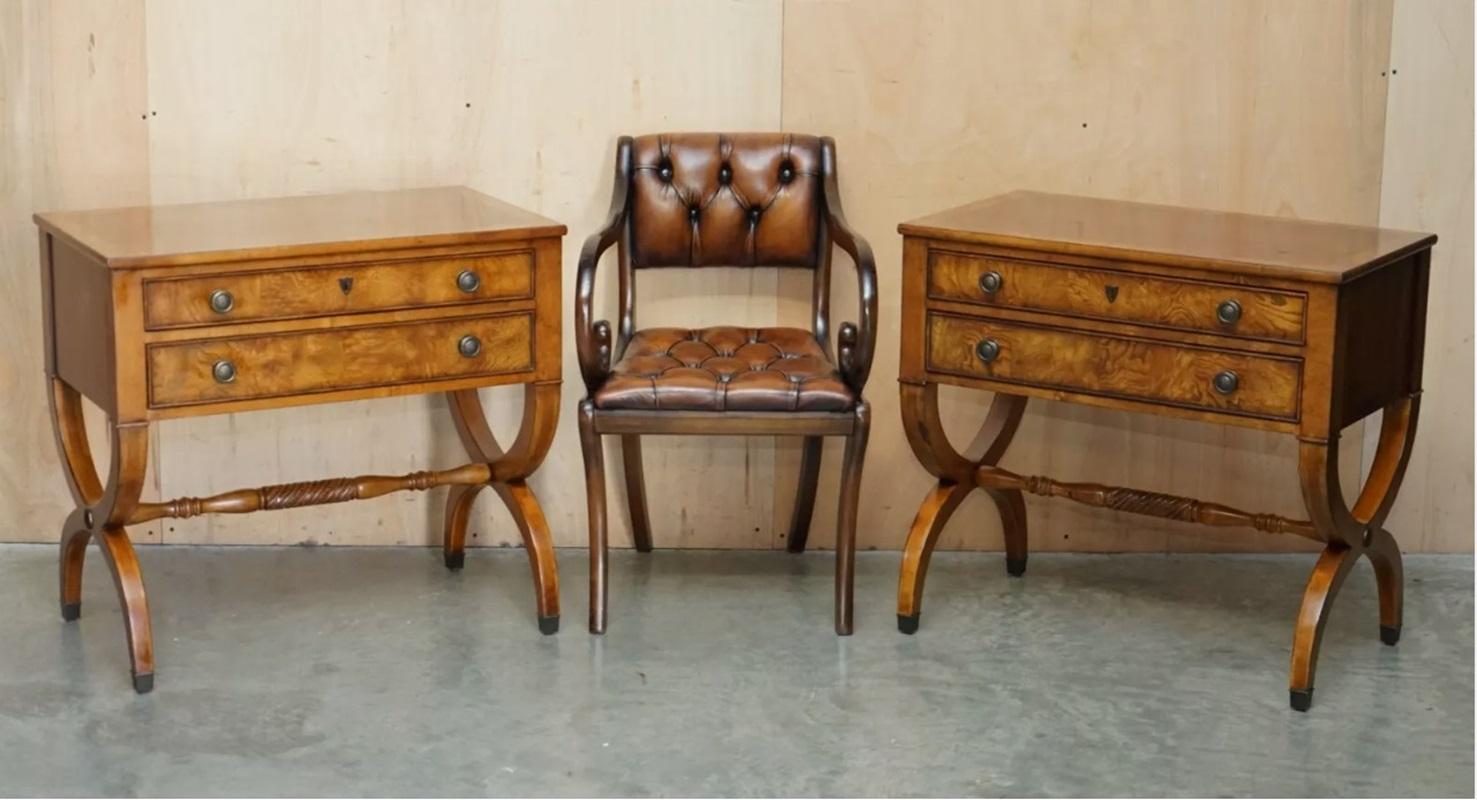 Royal House Antiques

The House Antiques a le plaisir d'offrir à la vente cette exquise paire de tables de nuit / tables d'appoint à tiroirs ou buffets de taille moyenne en ronce de chêne de la collection Vintage Townhouse Italian Neoclassical