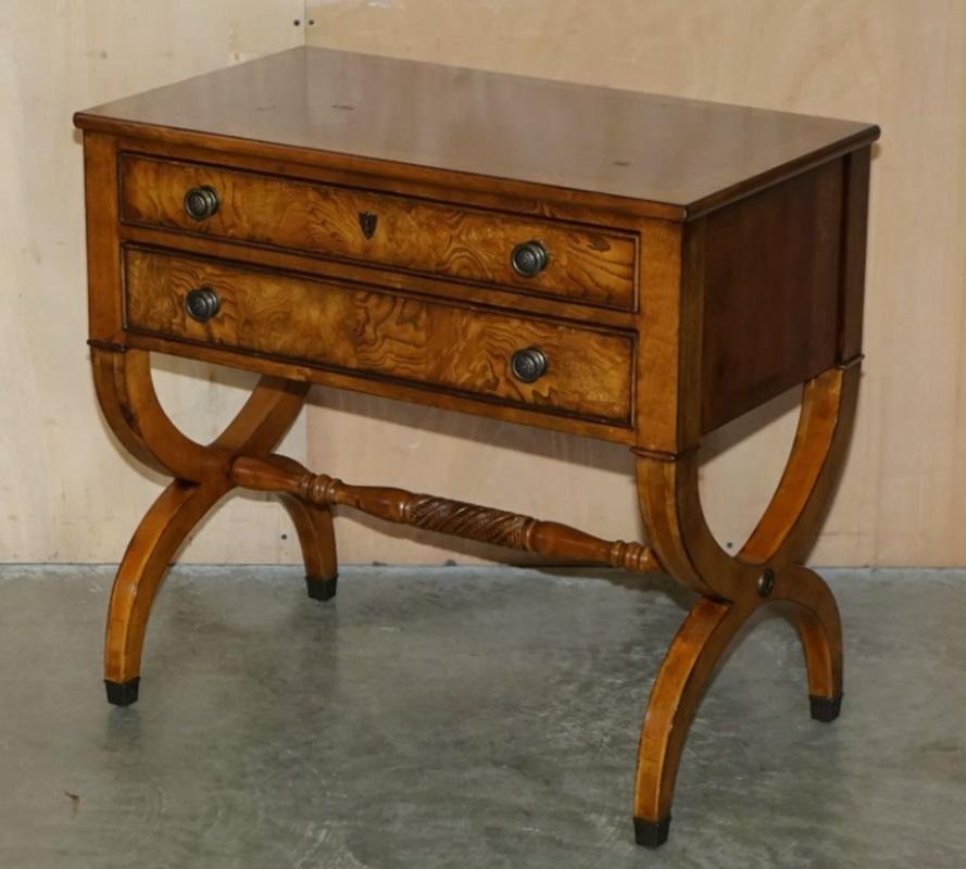 Fait main FINE paire de SIDEBOARDS DE TOWNHOUSE italienne NEOCLASSIC TUSCAN BURR OAK VINTAGE en vente