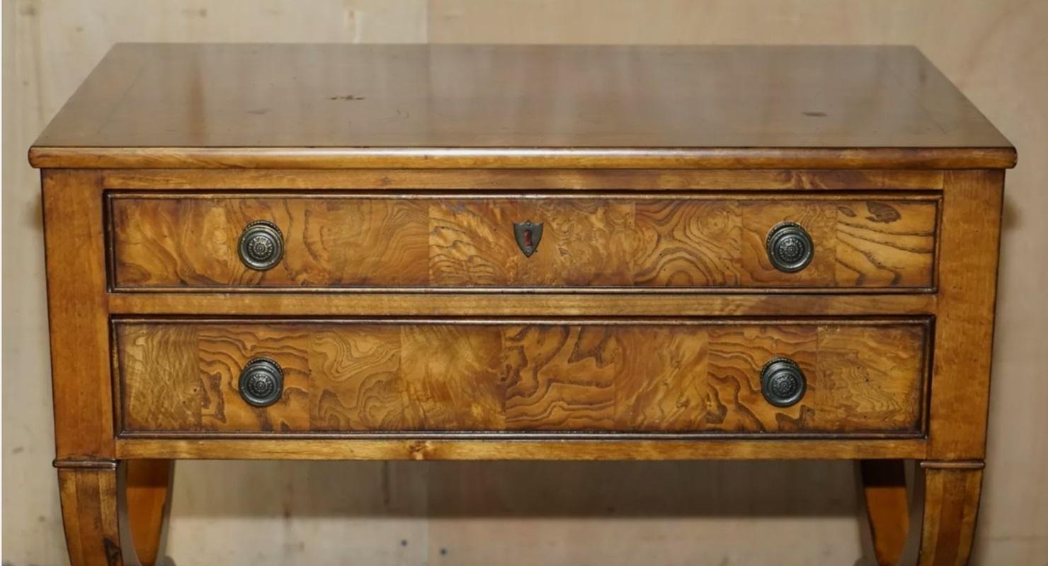 20ième siècle FINE paire de SIDEBOARDS DE TOWNHOUSE italienne NEOCLASSIC TUSCAN BURR OAK VINTAGE en vente