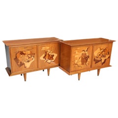 Raffinata coppia di credenze a due ante in legno di noce e legno intarsiato, Luigi Scremin