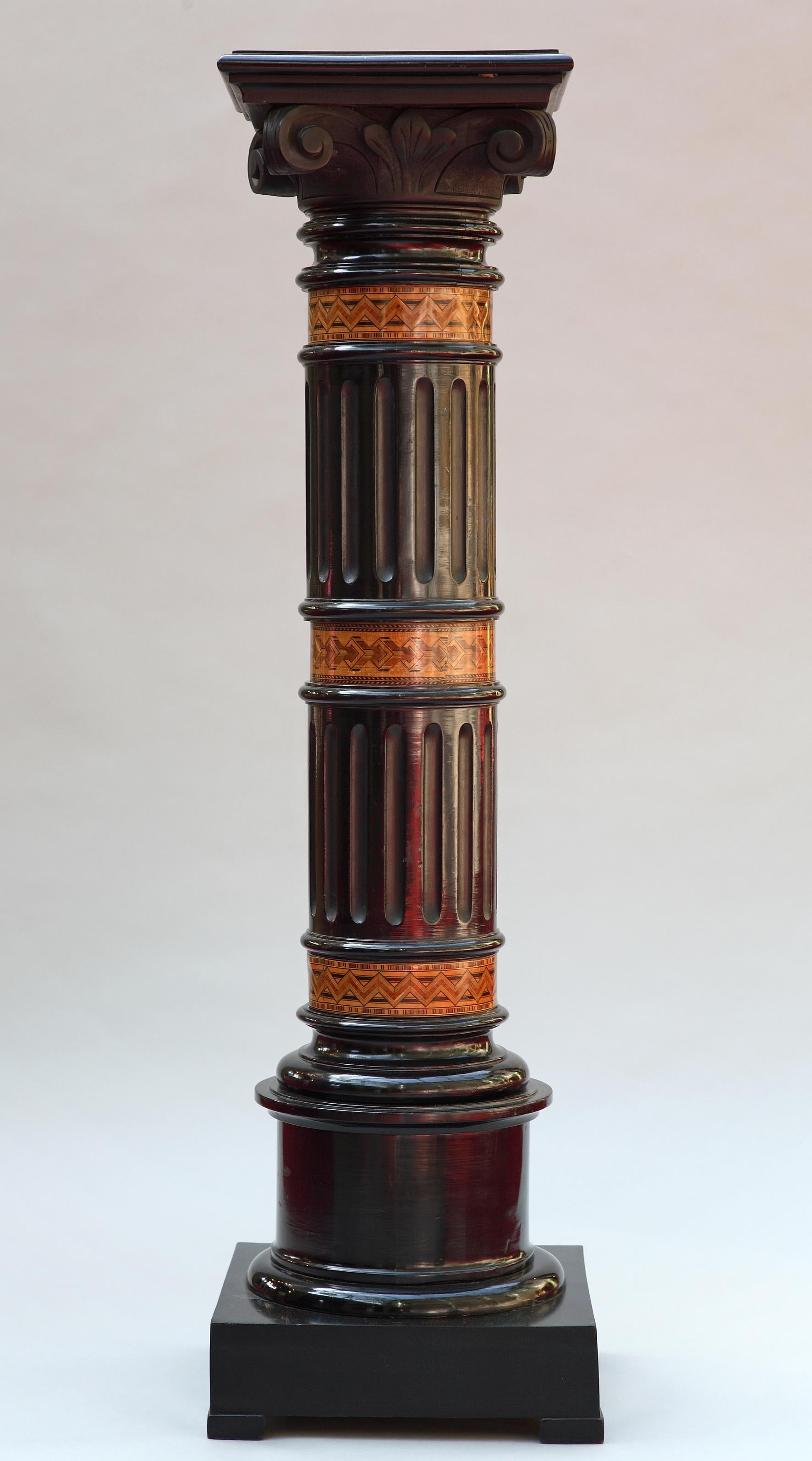 Pair of blackened wood columns with a very fine straw 