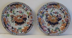 Paire d'assiettes de maçon géorgiennes en pierre de fer à motif de nénuphars:: vers 1818