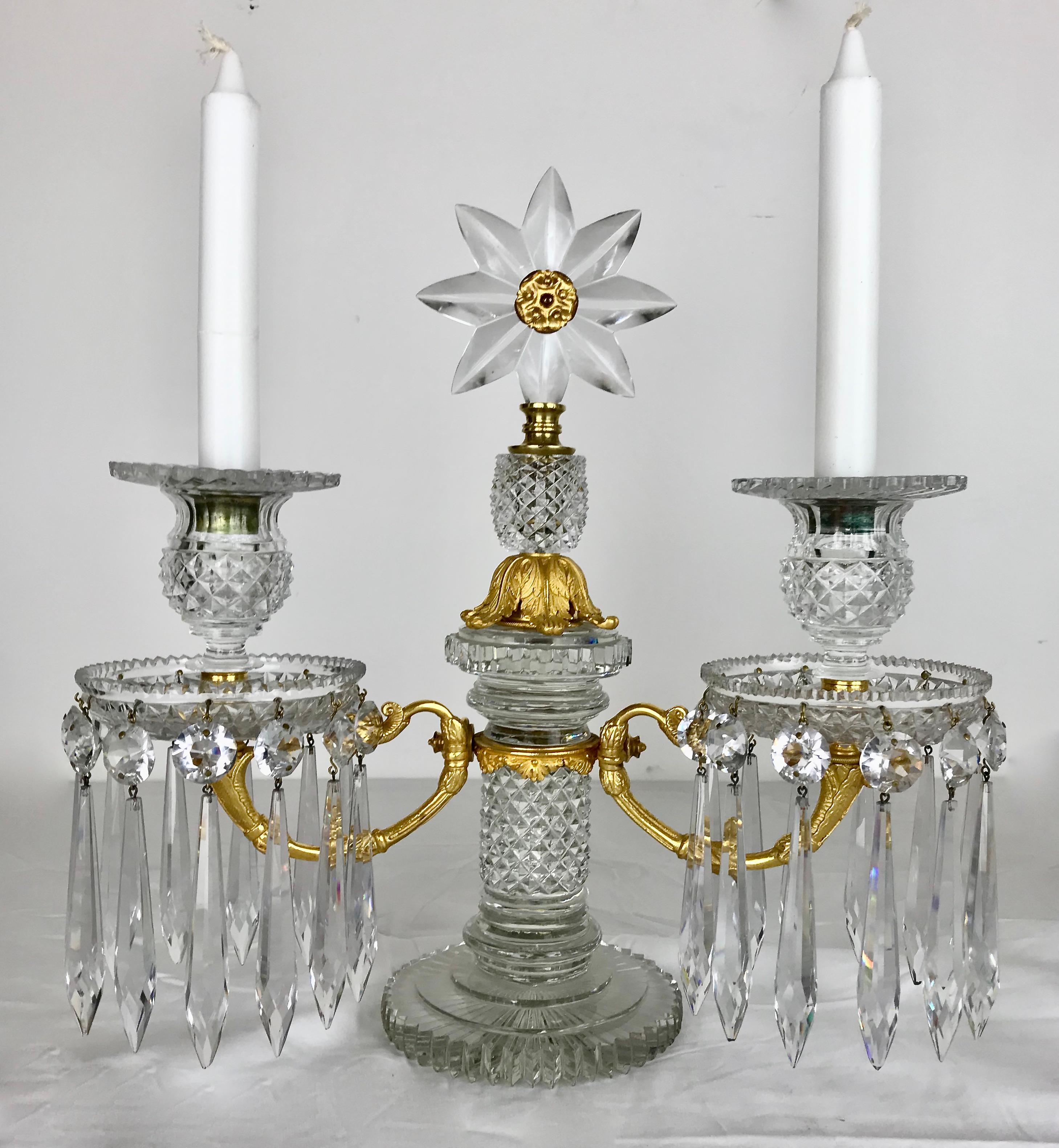 Facetté Paire de candélabres en cristal taillé montés en bronze doré attribués à Apsley Pellatt  en vente