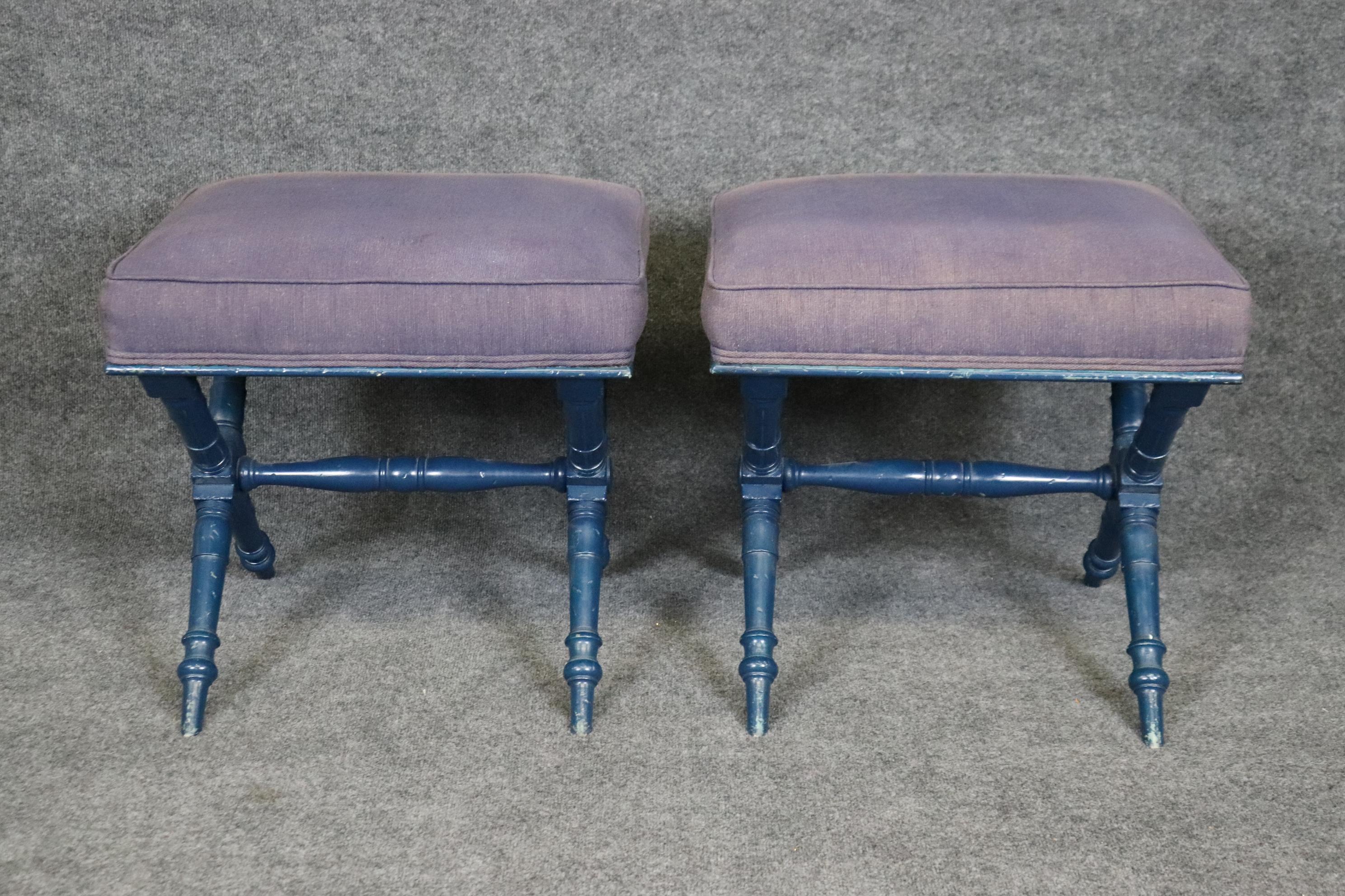 Il s'agit d'une magnifique paire de bancs de style Régence française aux teintes bleues et violettes. Ces tabourets peuvent être repeints dans n'importe quelle couleur et rembourrés pour leur donner un aspect encore plus riche et fantastique.