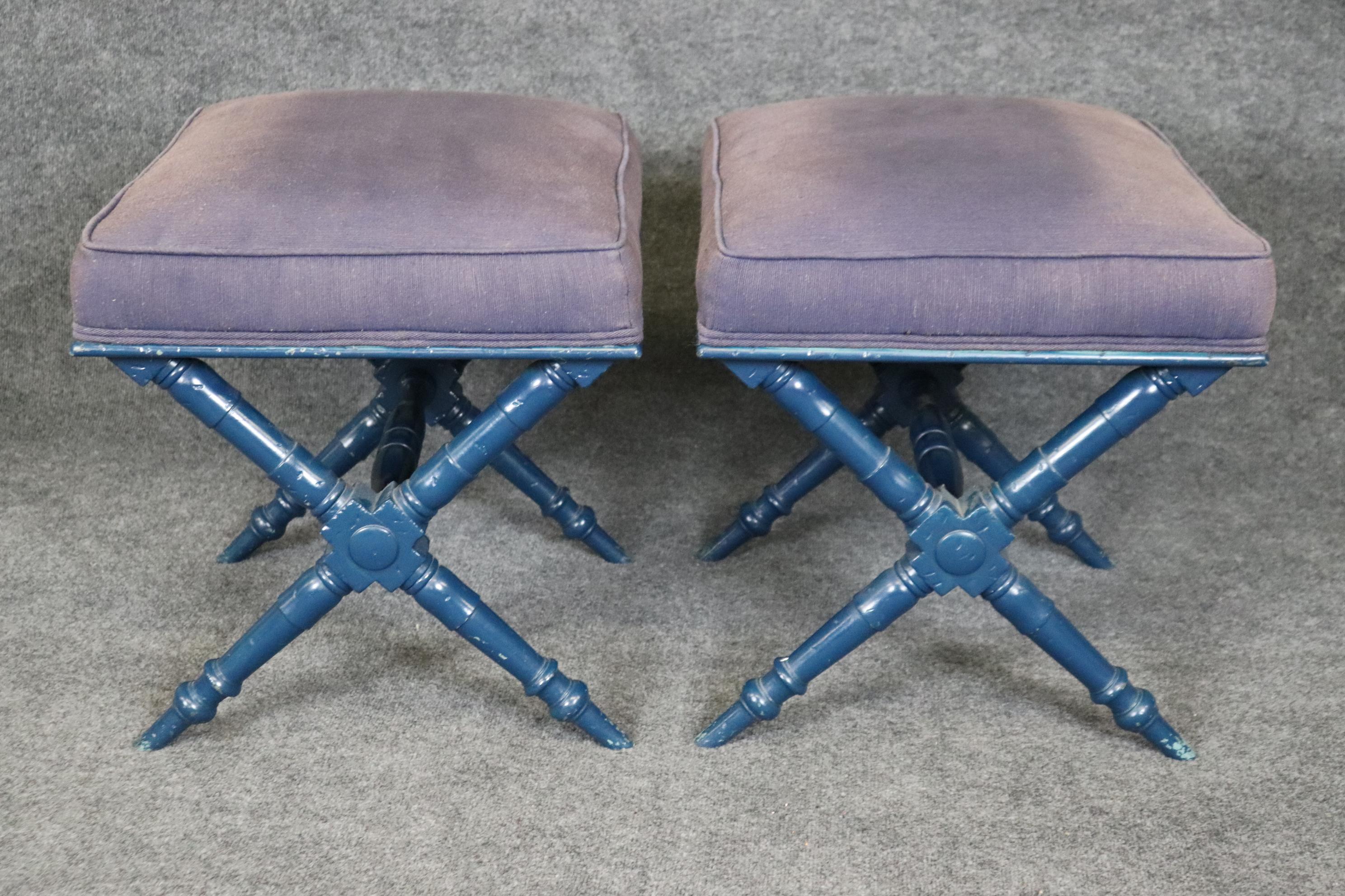 Paire de bancs en X décorés à la peinture, style Régence française, circa 1950 Bon état - En vente à Swedesboro, NJ