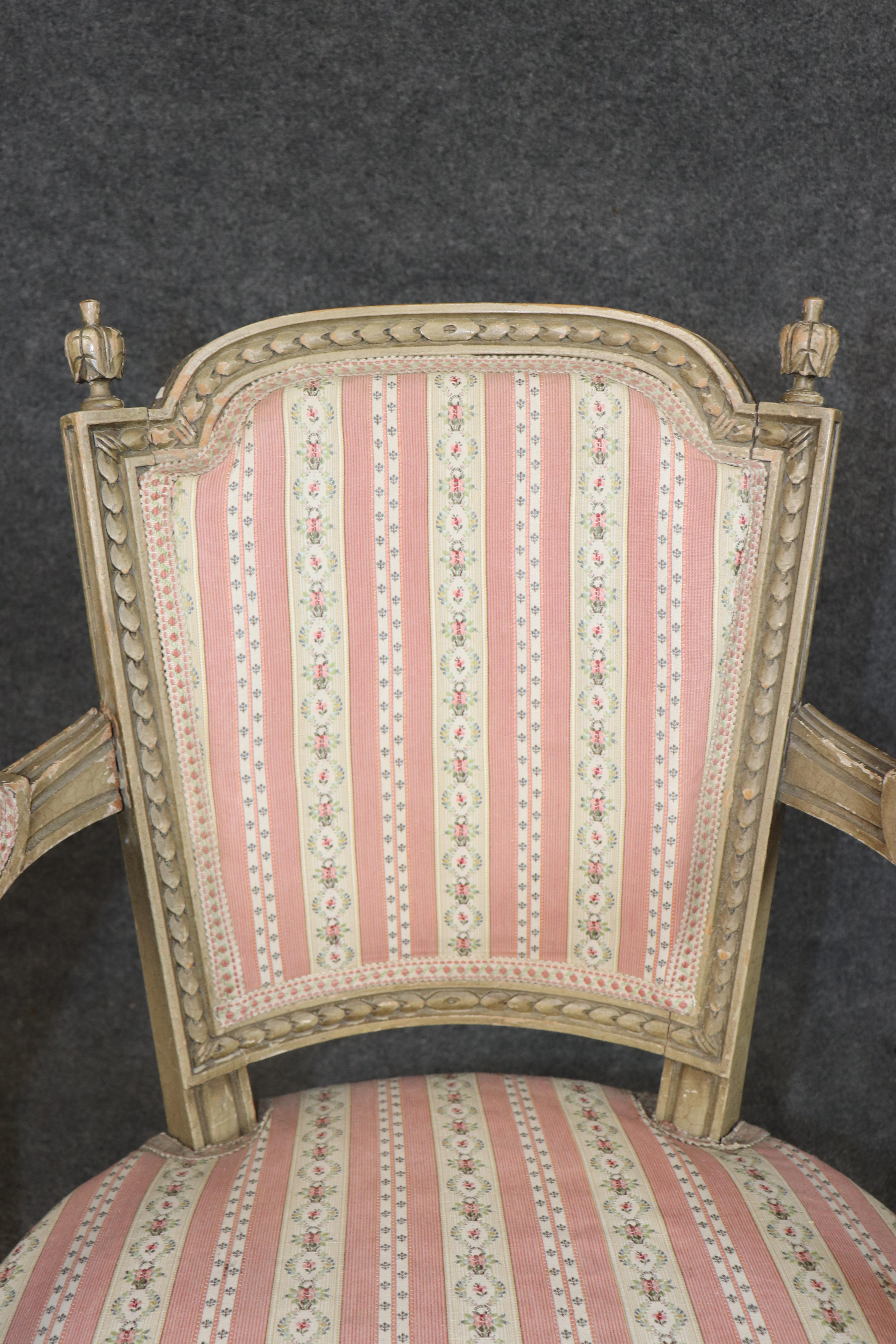 Paire de fauteuils Louis XVI décorés à la peinture, époque 1920, Directoire, France en vente 4