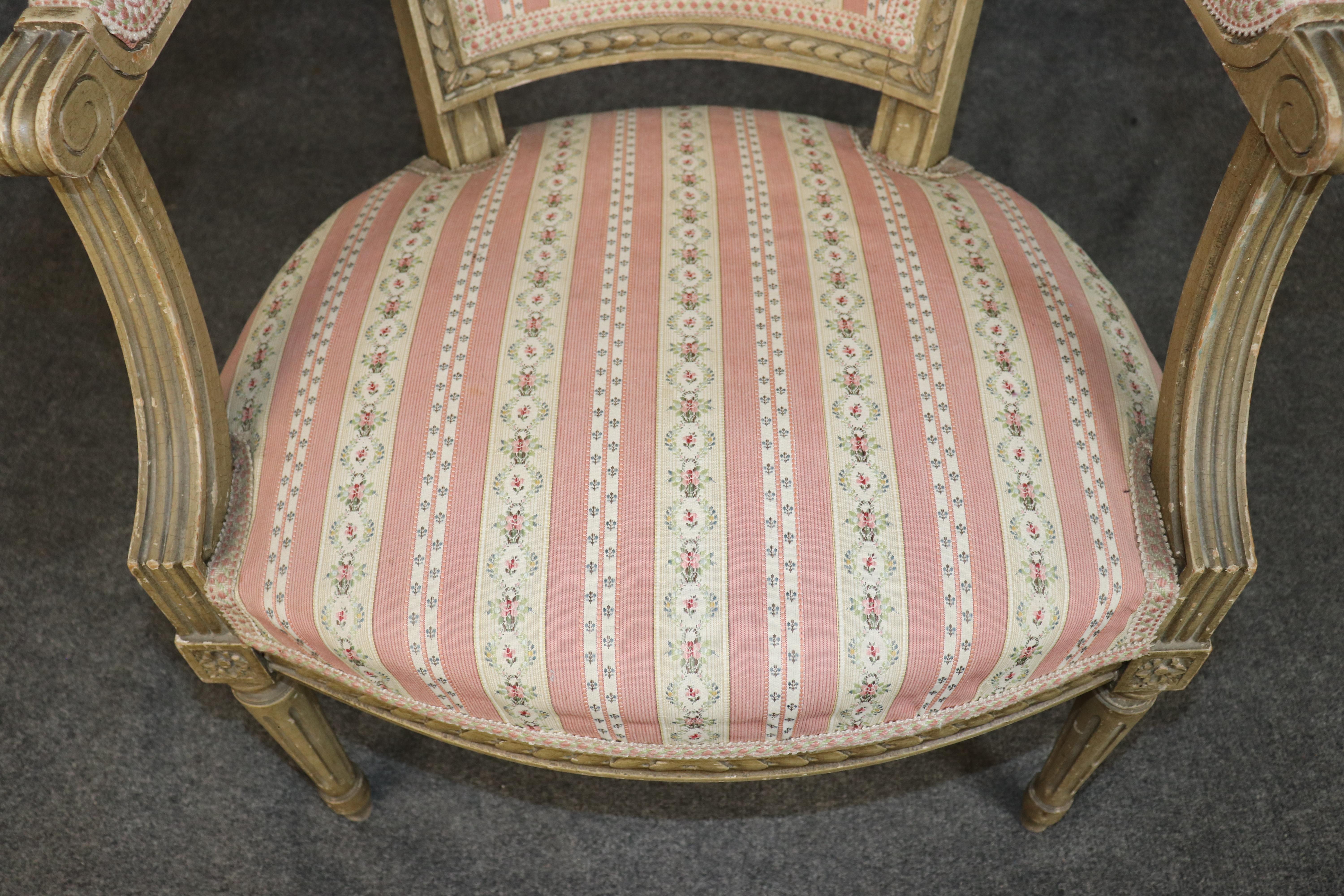 Paire de fauteuils Louis XVI décorés à la peinture, époque 1920, Directoire, France en vente 5