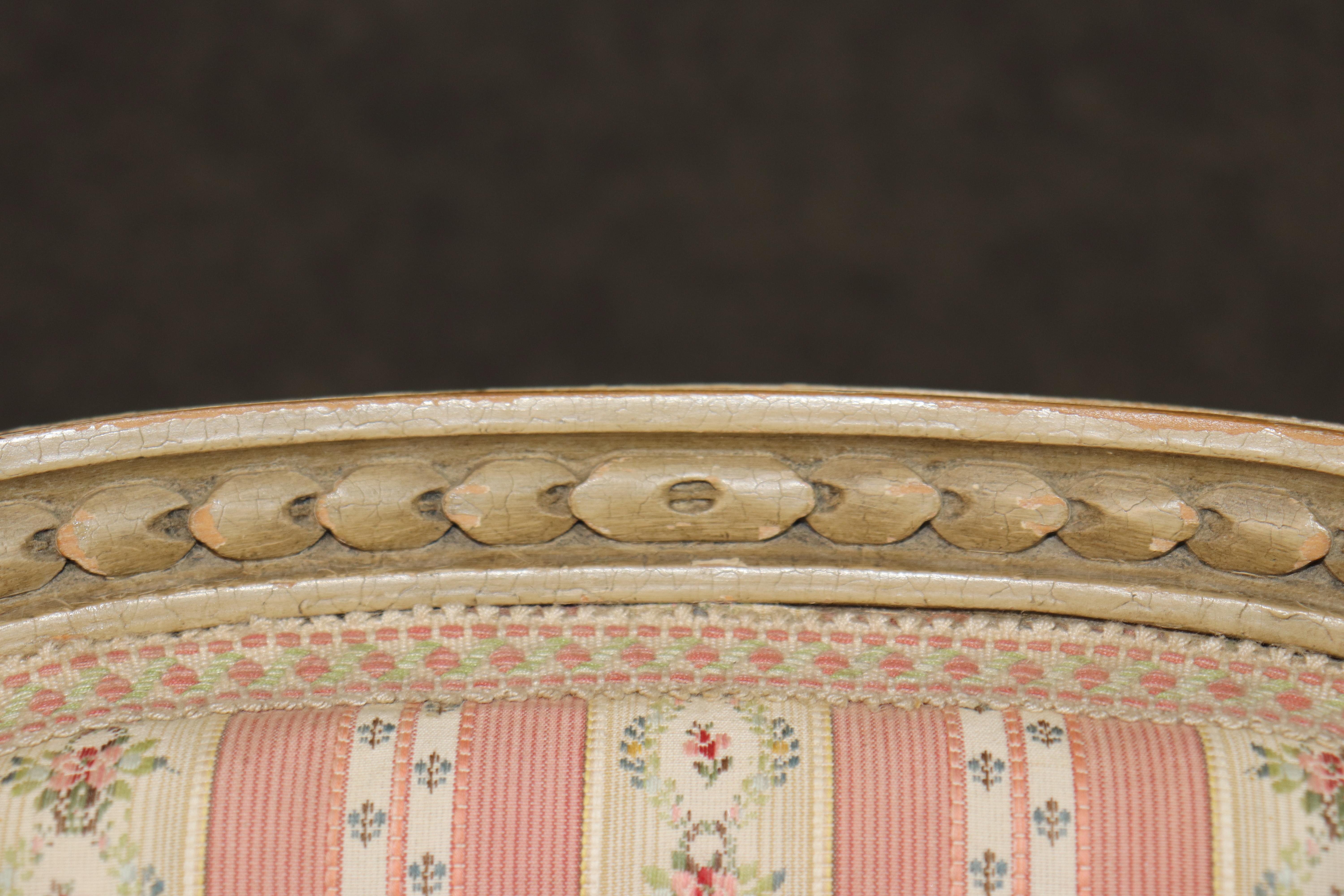 Paire de fauteuils Louis XVI décorés à la peinture, époque 1920, Directoire, France en vente 7