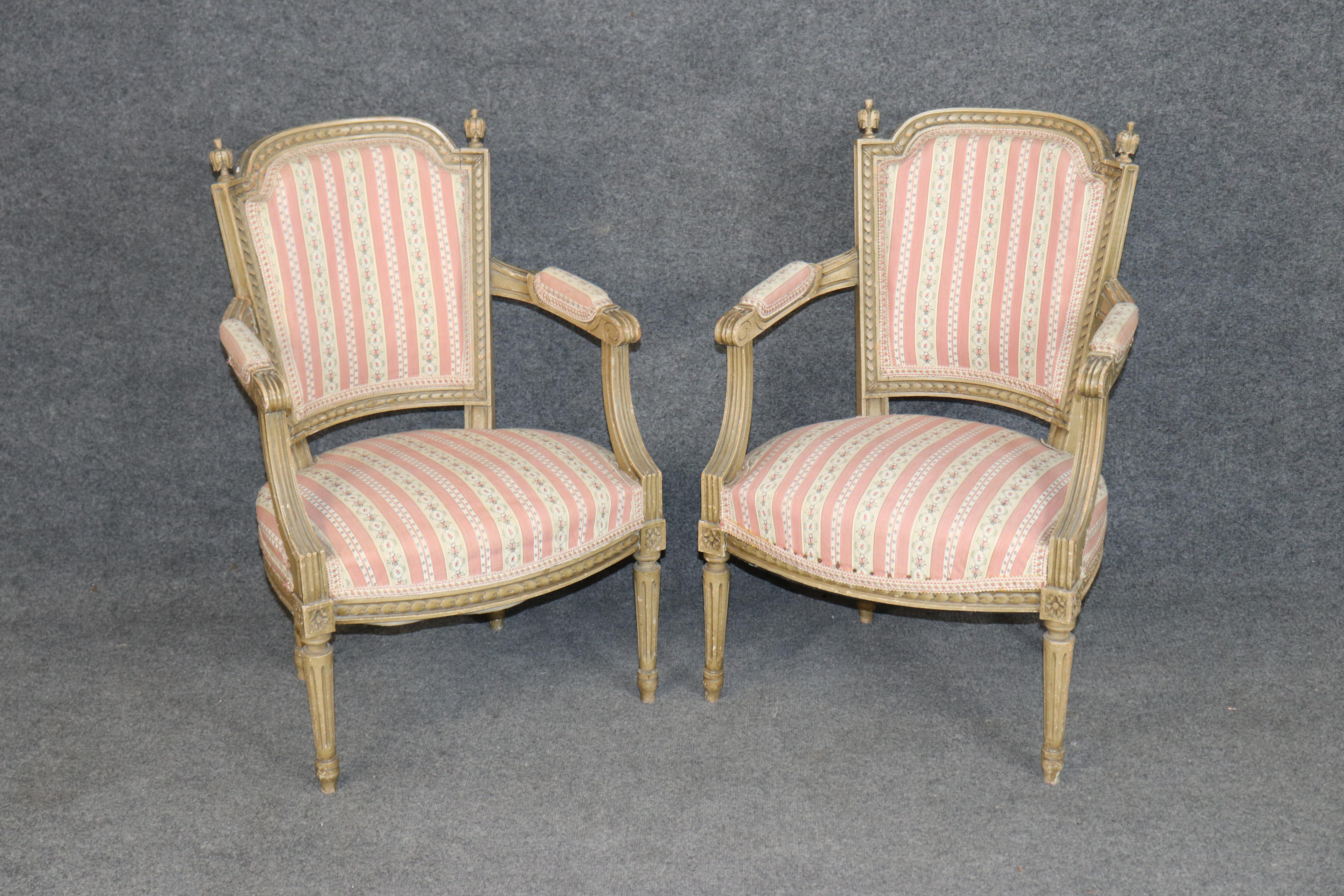 Introduisez la sophistication parisienne intemporelle dans votre maison avec cette exquise paire de fauteuils français Louis XVI décorés de peinture, un bel exemple d'élégance néoclassique et d'artisanat finement sculpté. Chaque fauteuil présente