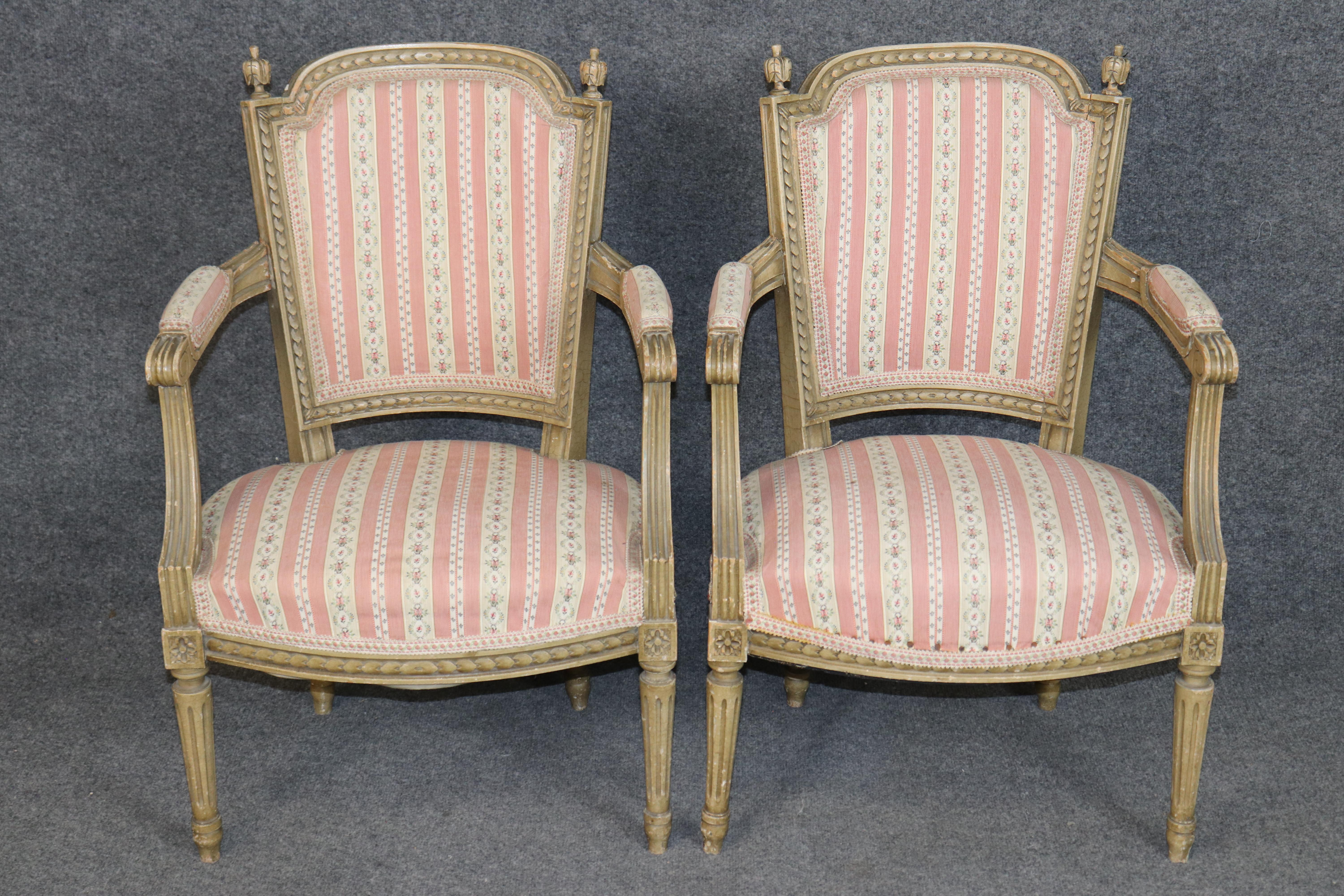 Français Paire de fauteuils Louis XVI décorés à la peinture, époque 1920, Directoire, France en vente