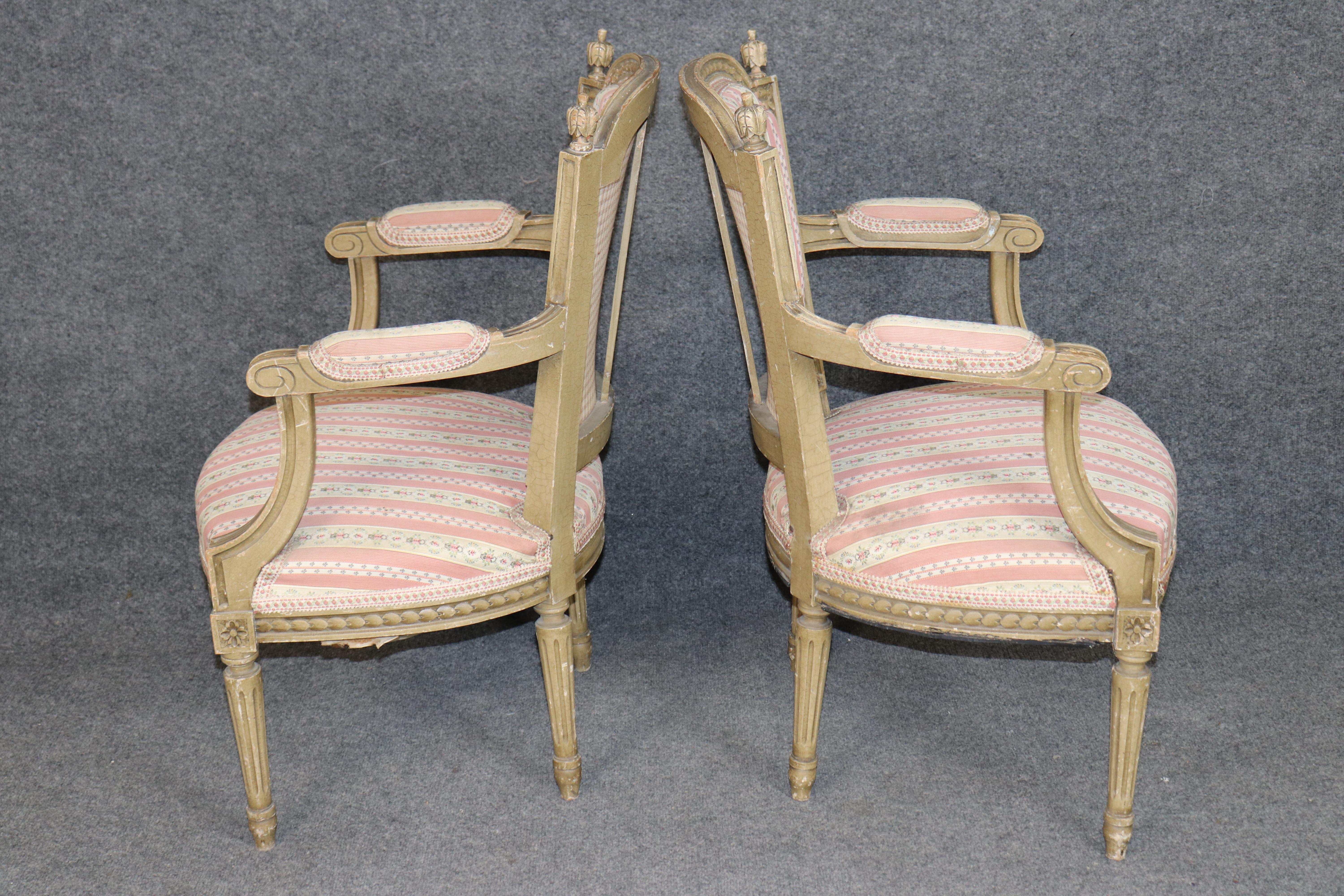 Paire de fauteuils Louis XVI décorés à la peinture, époque 1920, Directoire, France Bon état - En vente à Swedesboro, NJ