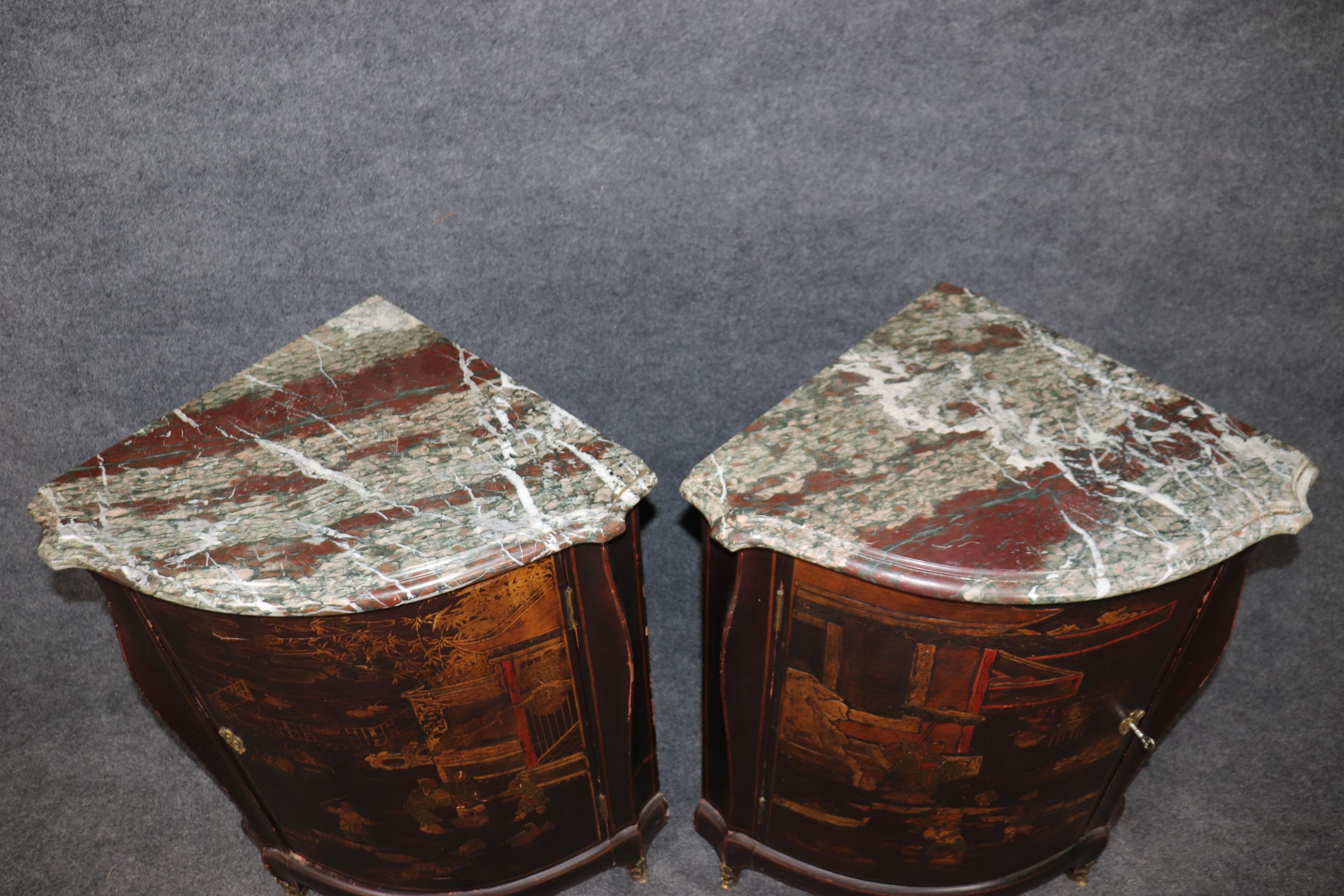 Français Paire de rares armoires d'angle signées Maison Jansen Chinoiserie en vente