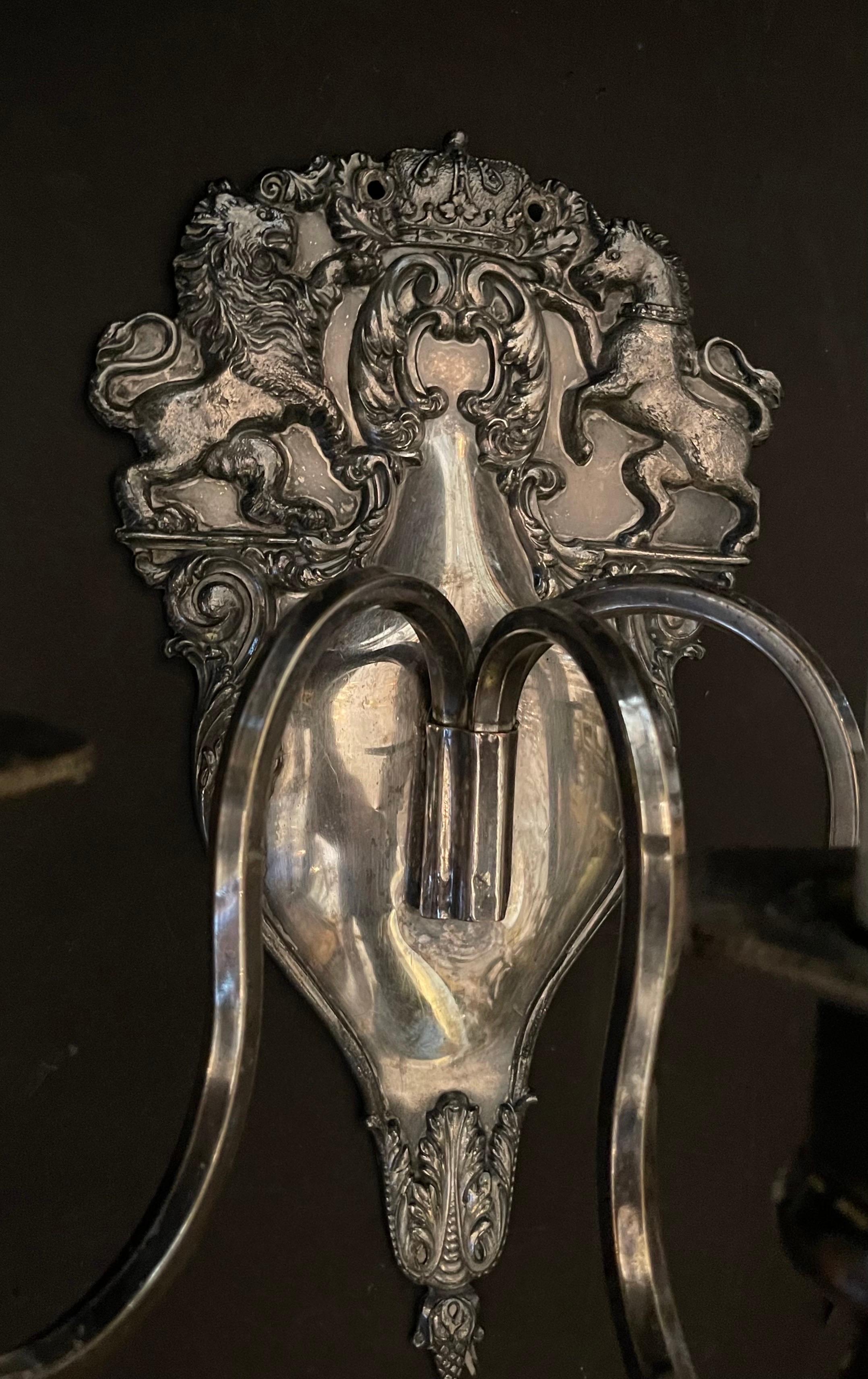Inglese Raffinata coppia di scensori Sheffield inglesi placcati in argento con leoni e unicorni e scudi di cavalli in vendita