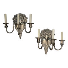 Raffinata coppia di scensori Sheffield inglesi placcati in argento con leoni e unicorni e scudi di cavalli