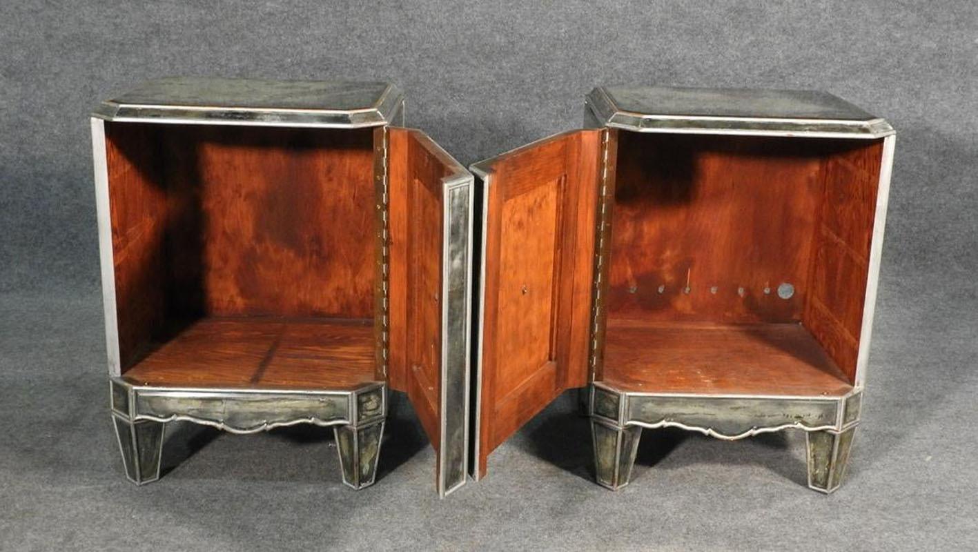 Fine Pair of Silver Leaf Églomisé Italian Hollywood Regency Nightstands Tables In Good Condition In Swedesboro, NJ