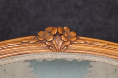 Feines Paar kleinerer französischer Stühle aus geschnitztem Nussbaum und Seidendamast Louis XV Bergere