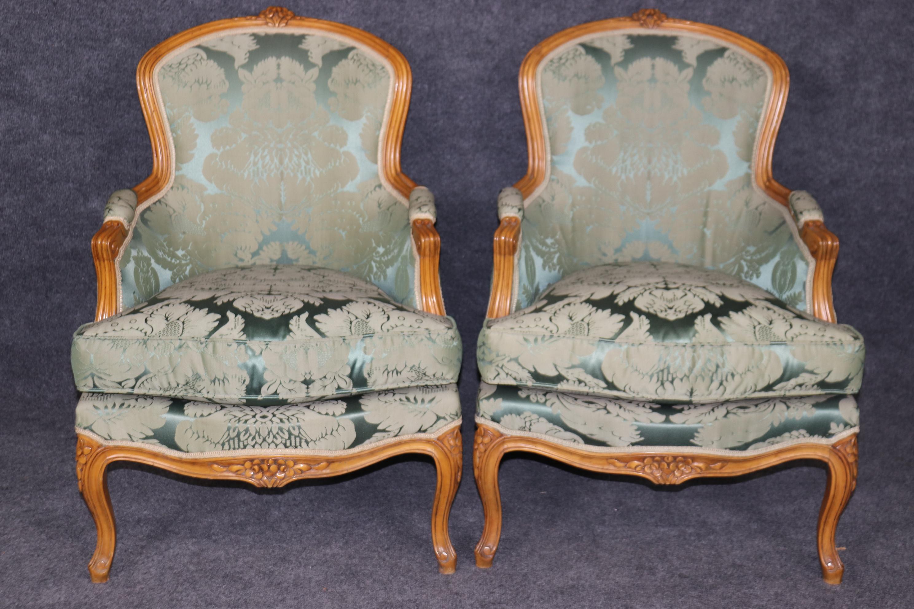 Fine Pair Smaller French Carved Walnut and Silk Damask Louis XV Bergere Chairs In Good Condition For Sale In Swedesboro, NJ