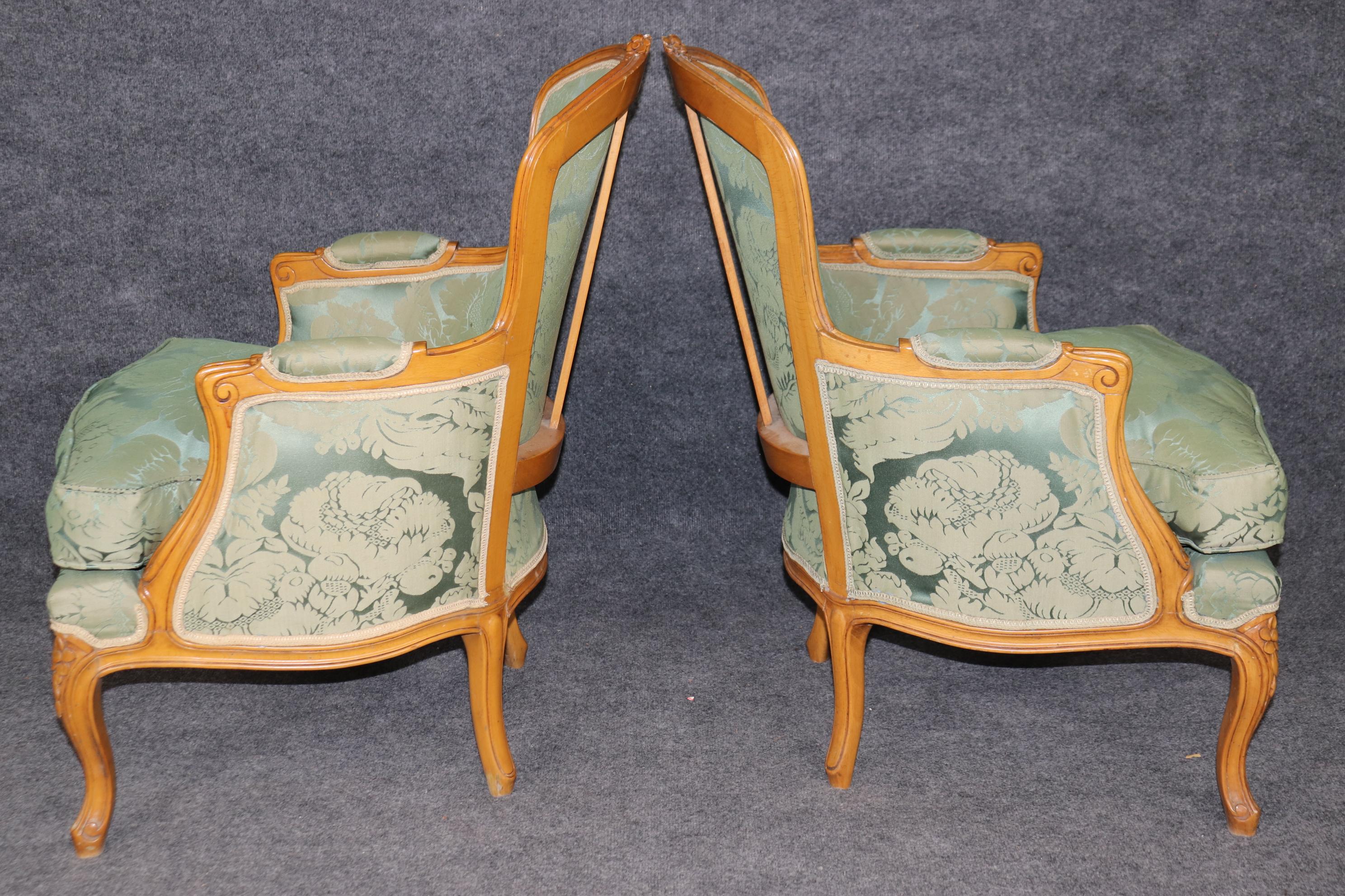 Mid-20th Century Fine Pair Smaller French Carved Walnut and Silk Damask Louis XV Bergere Chairs For Sale