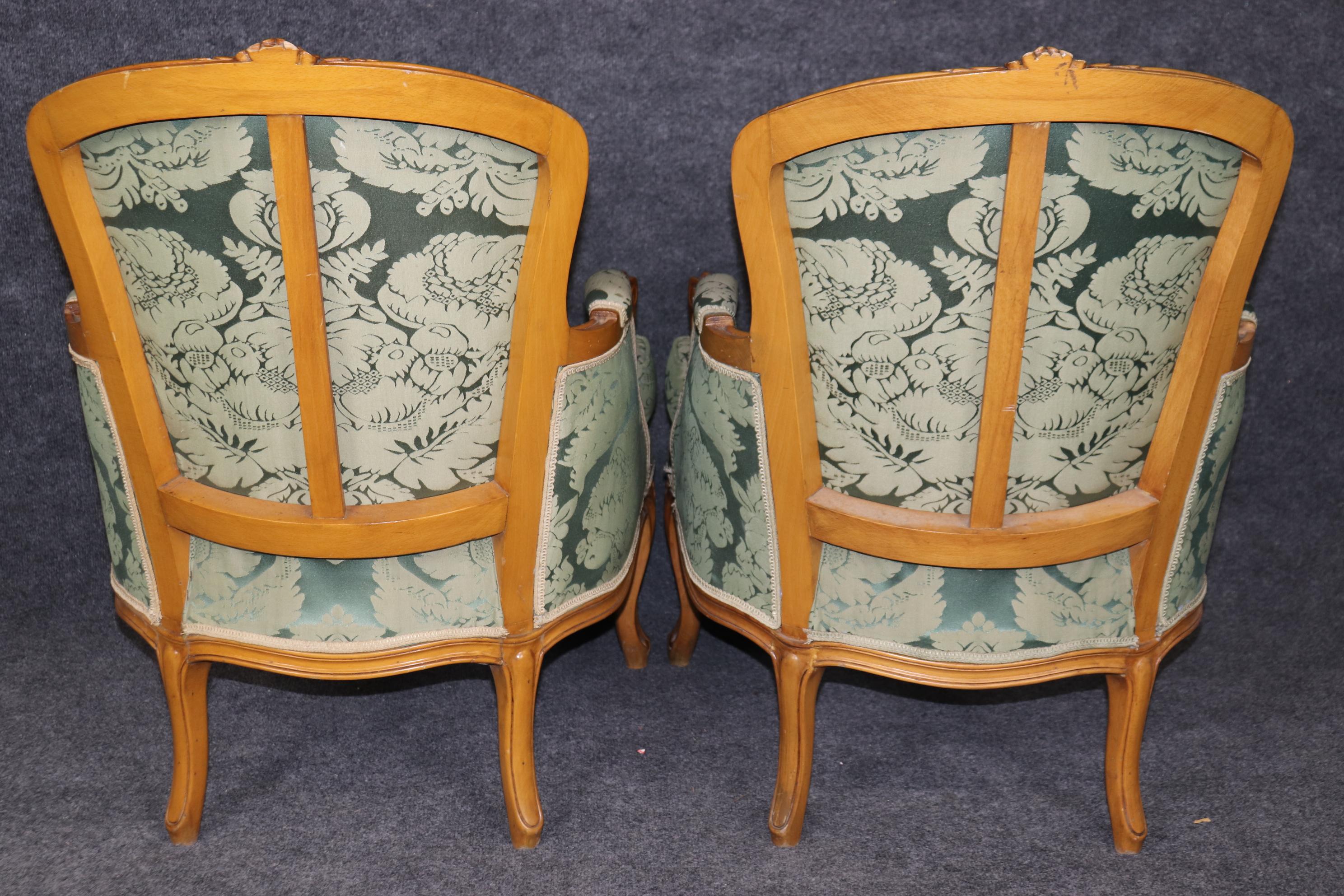 Fine Pair Smaller French Carved Walnut and Silk Damask Louis XV Bergere Chairs For Sale 1